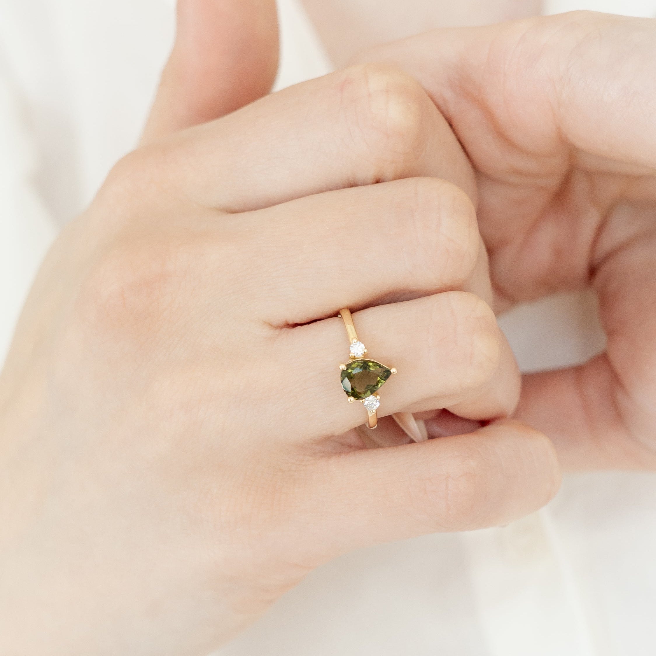 Tropfenförmiger Moldavit Ring mit Diamant