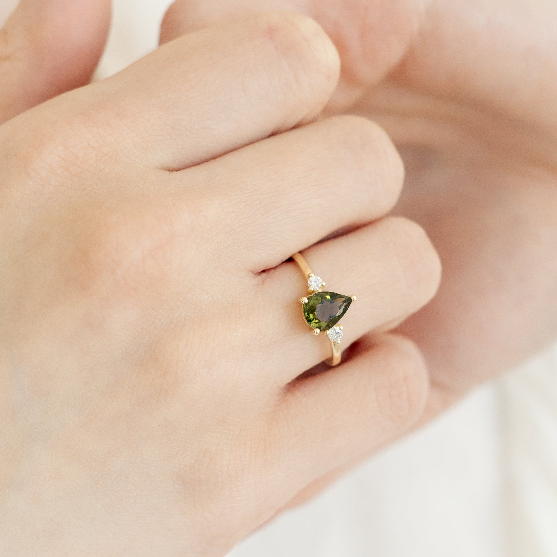 Tropfenförmiger Moldavit Ring mit Diamant