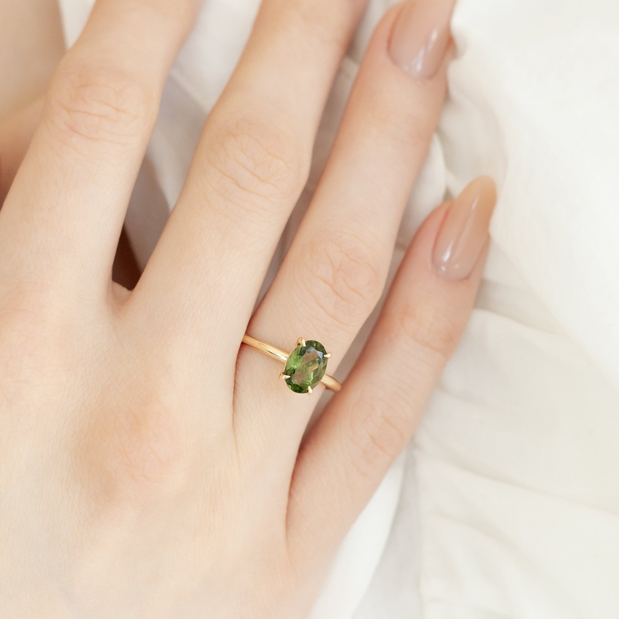 Ovaler Moldavit Ring aus 14 Karat Massivgold