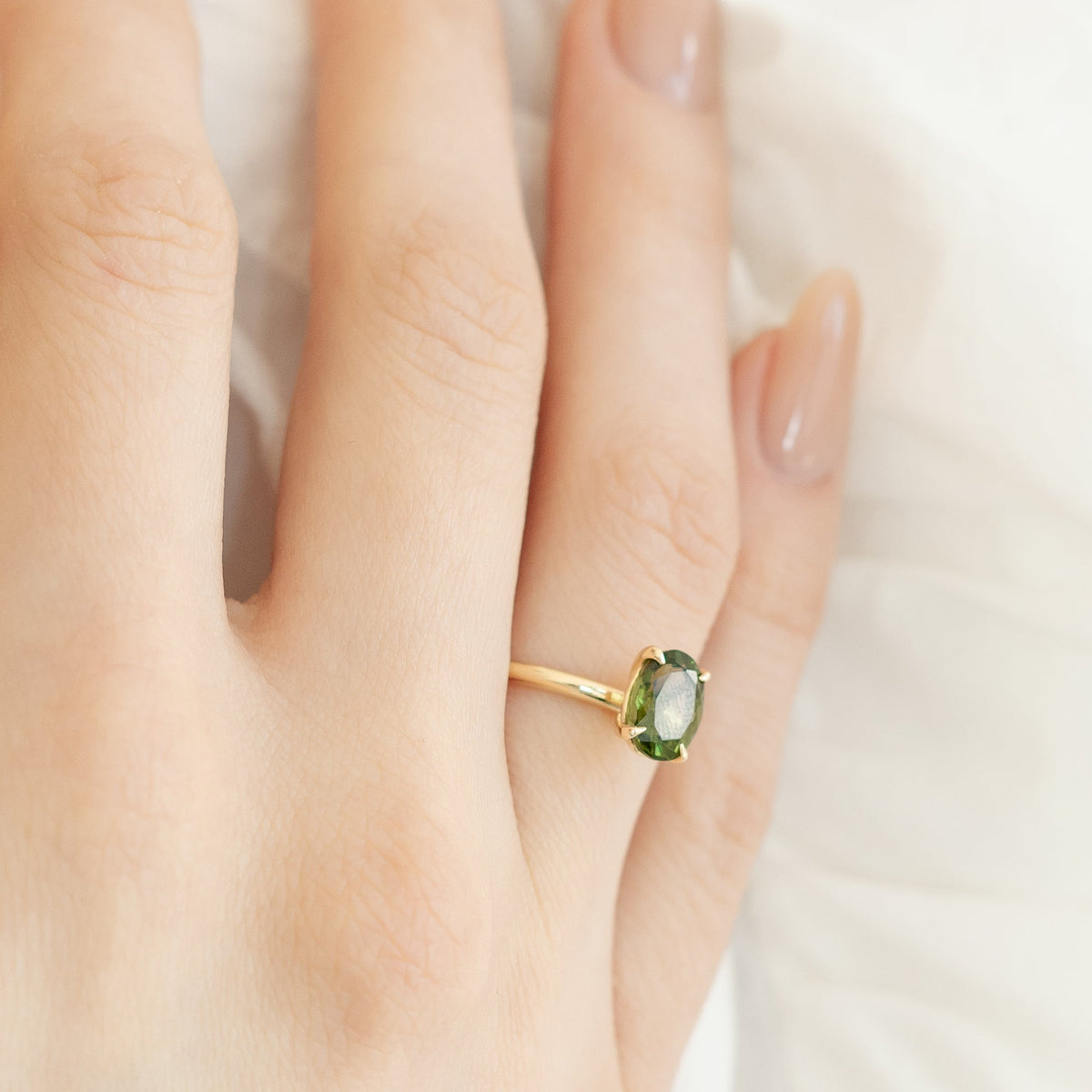 Ovaler Moldavit Ring aus 14 Karat Massivgold