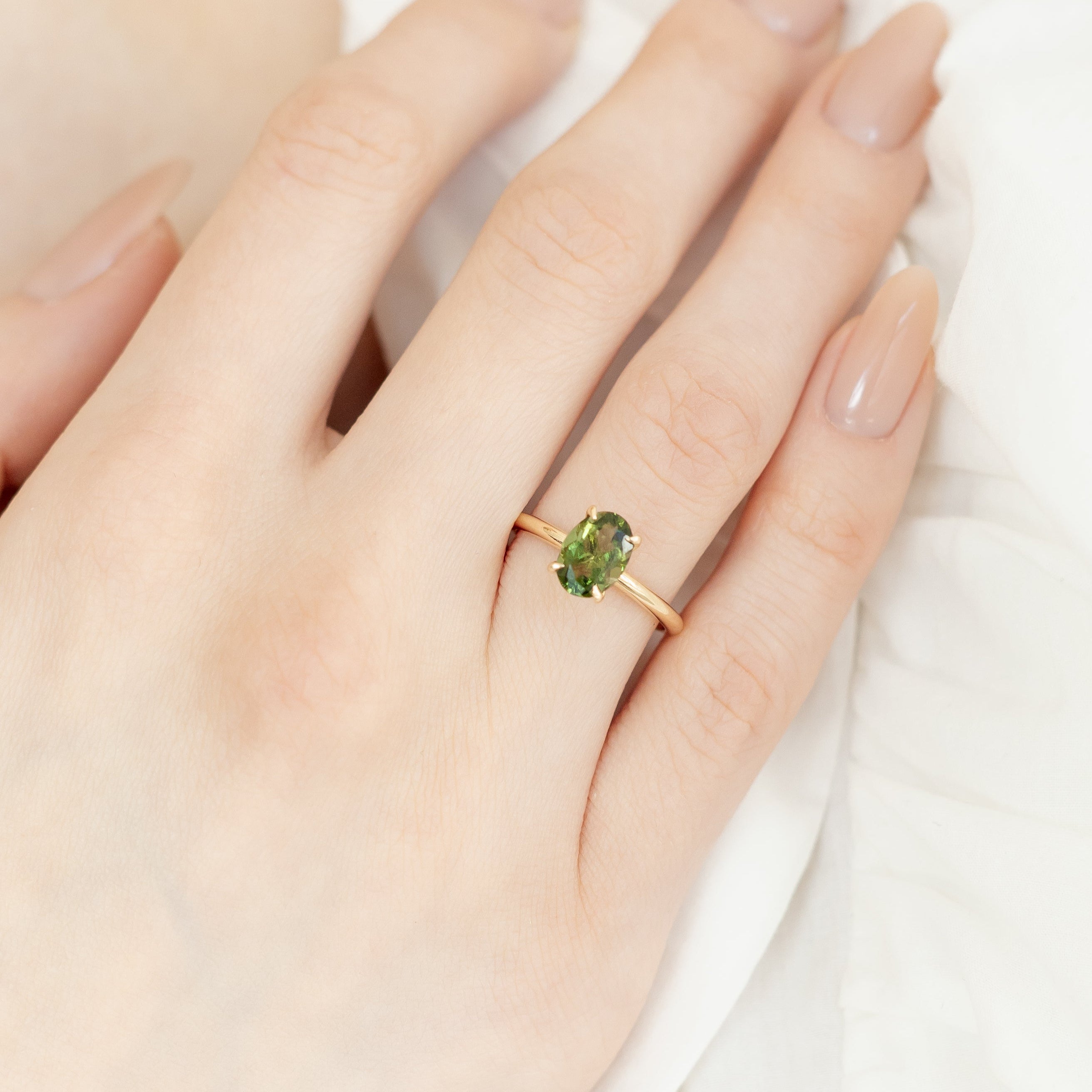 Solitérní prsten s oválným vltavínem 14karátové zlato