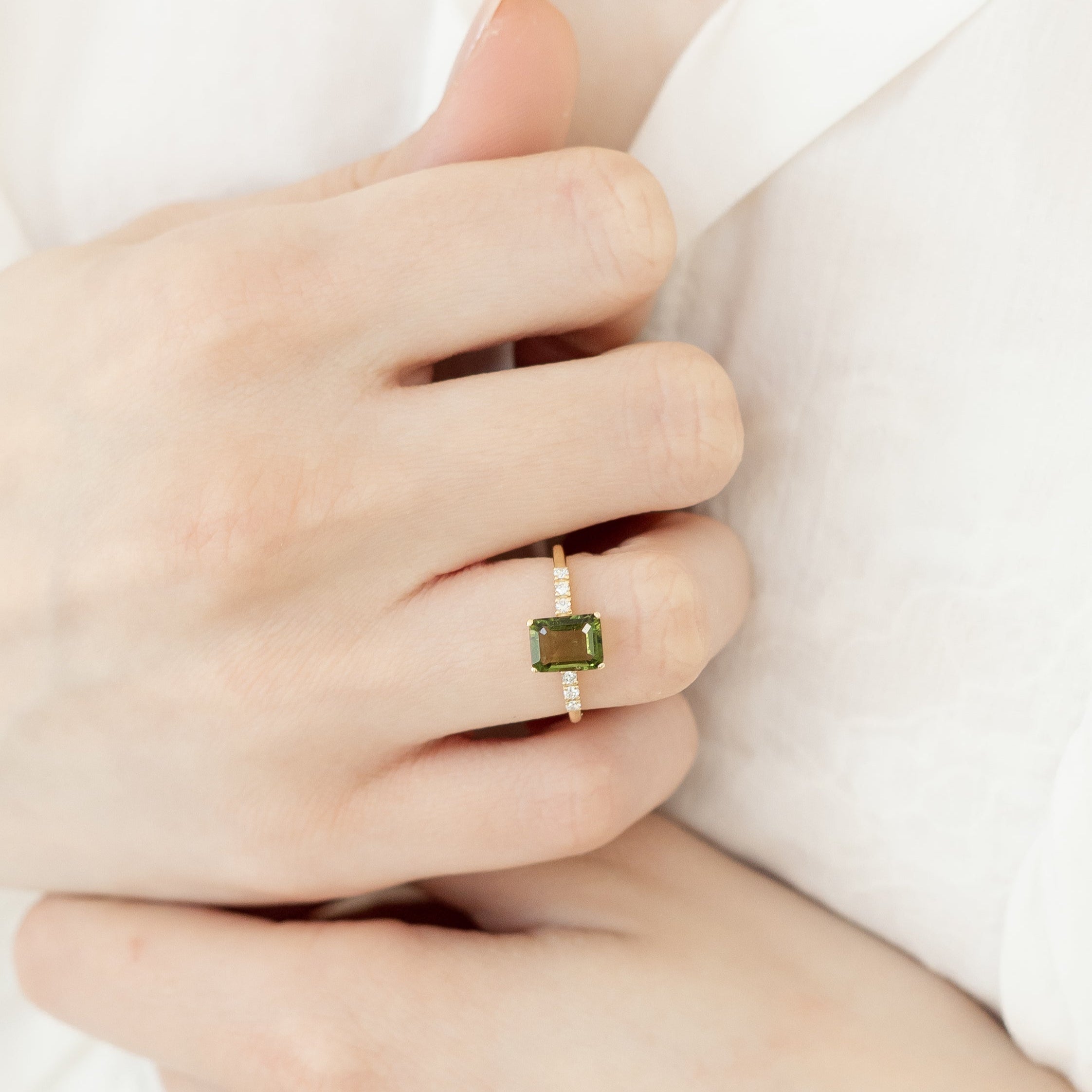 Smaragdschliff Moldavit Verlobungsring mit Diamanten