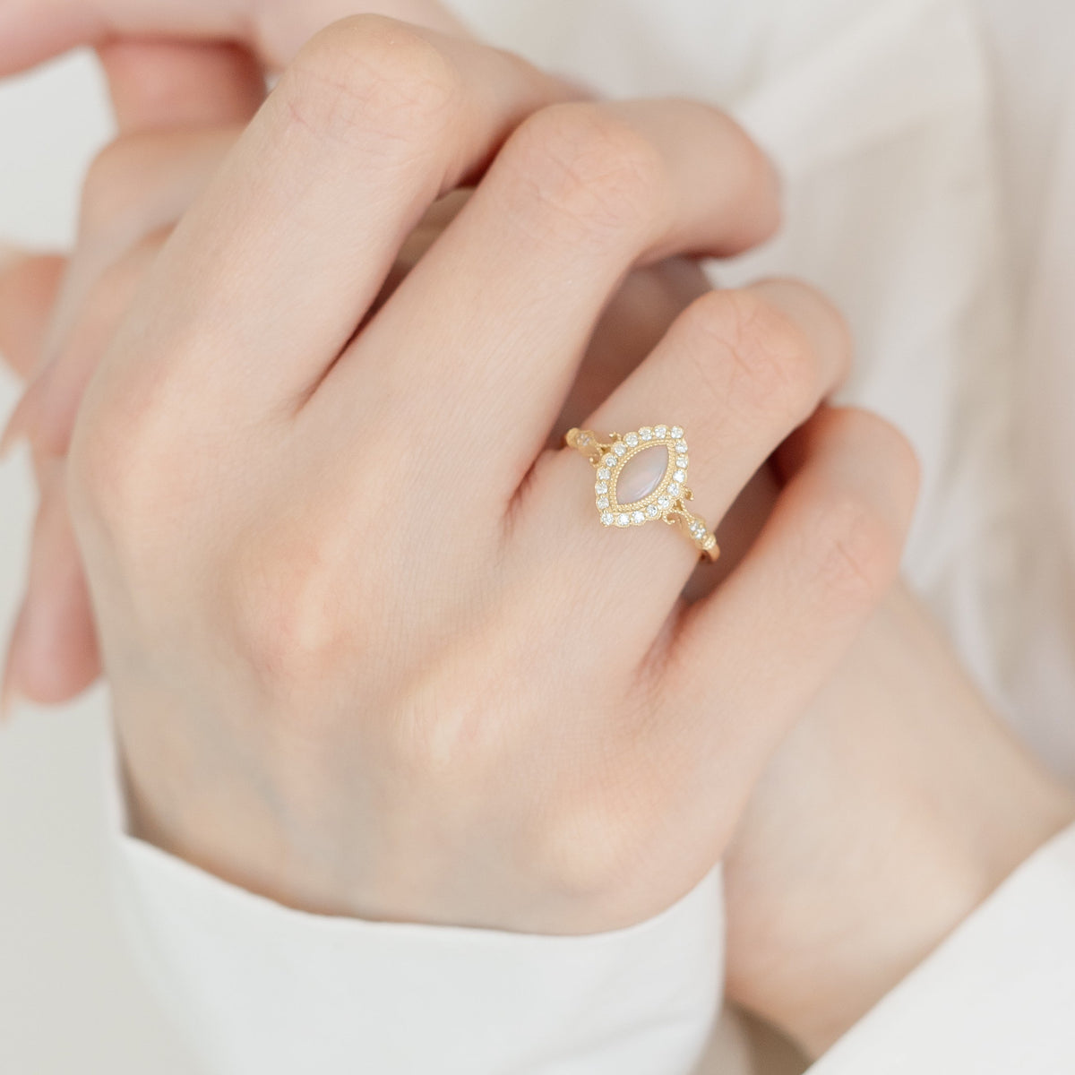 Opalring im Zargenfassungs-Stil aus 14 Karat Gold