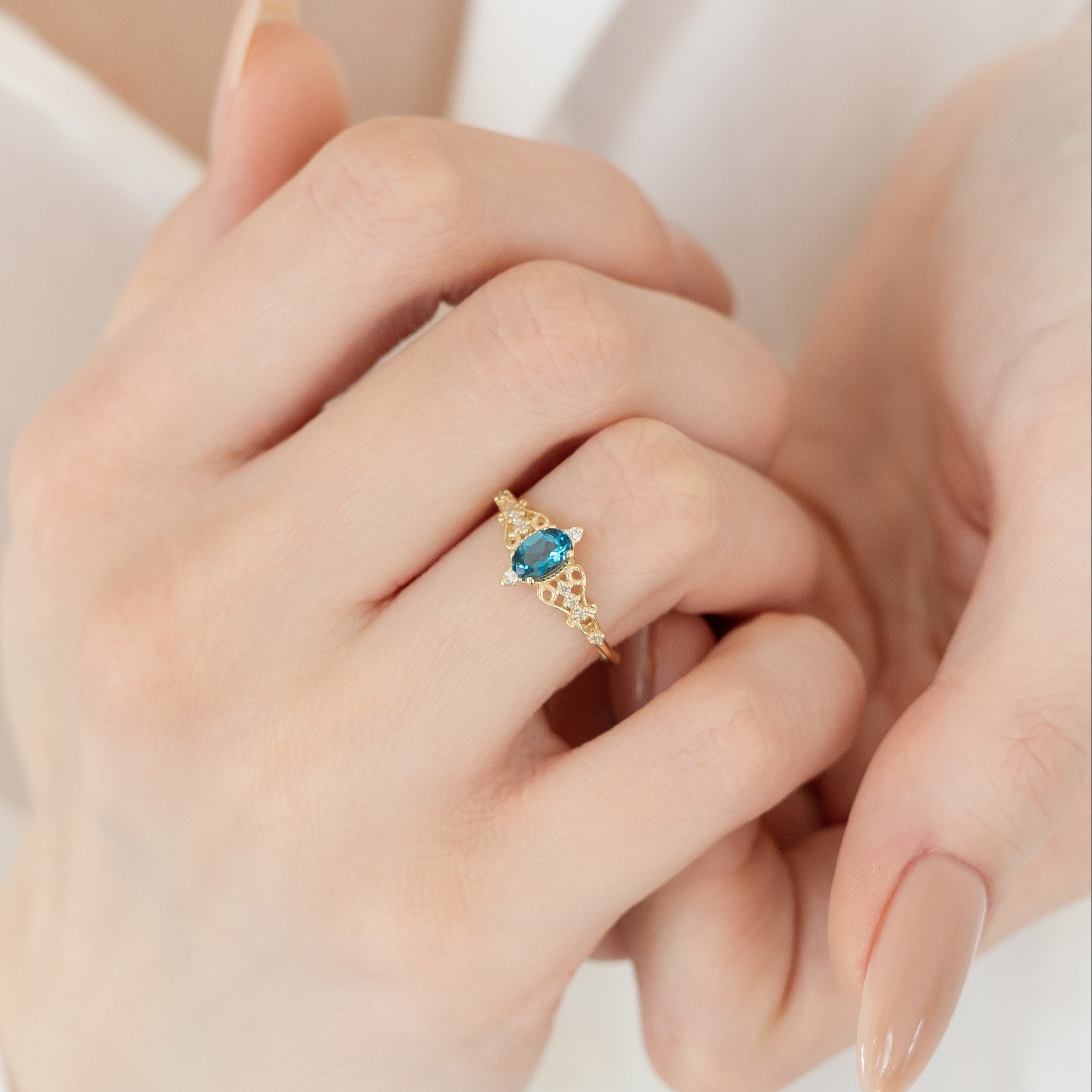 Vintage prsten s modrým topazem a diamanty ze 14karátového zlato