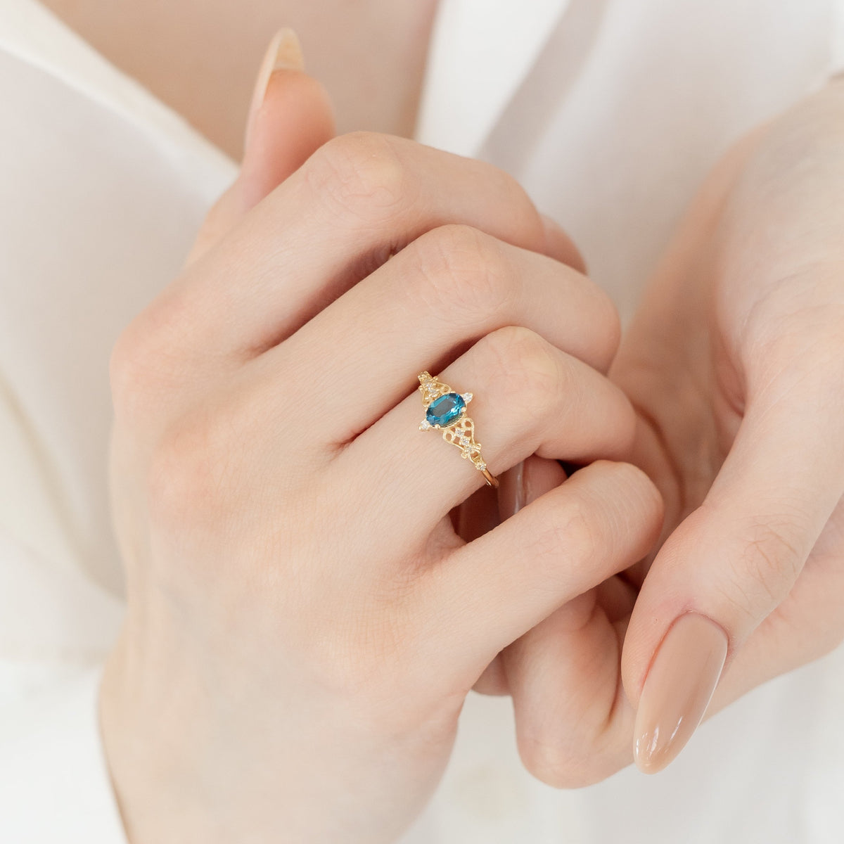 Antik-inspirierter Blauer Topas Ring mit Diamant