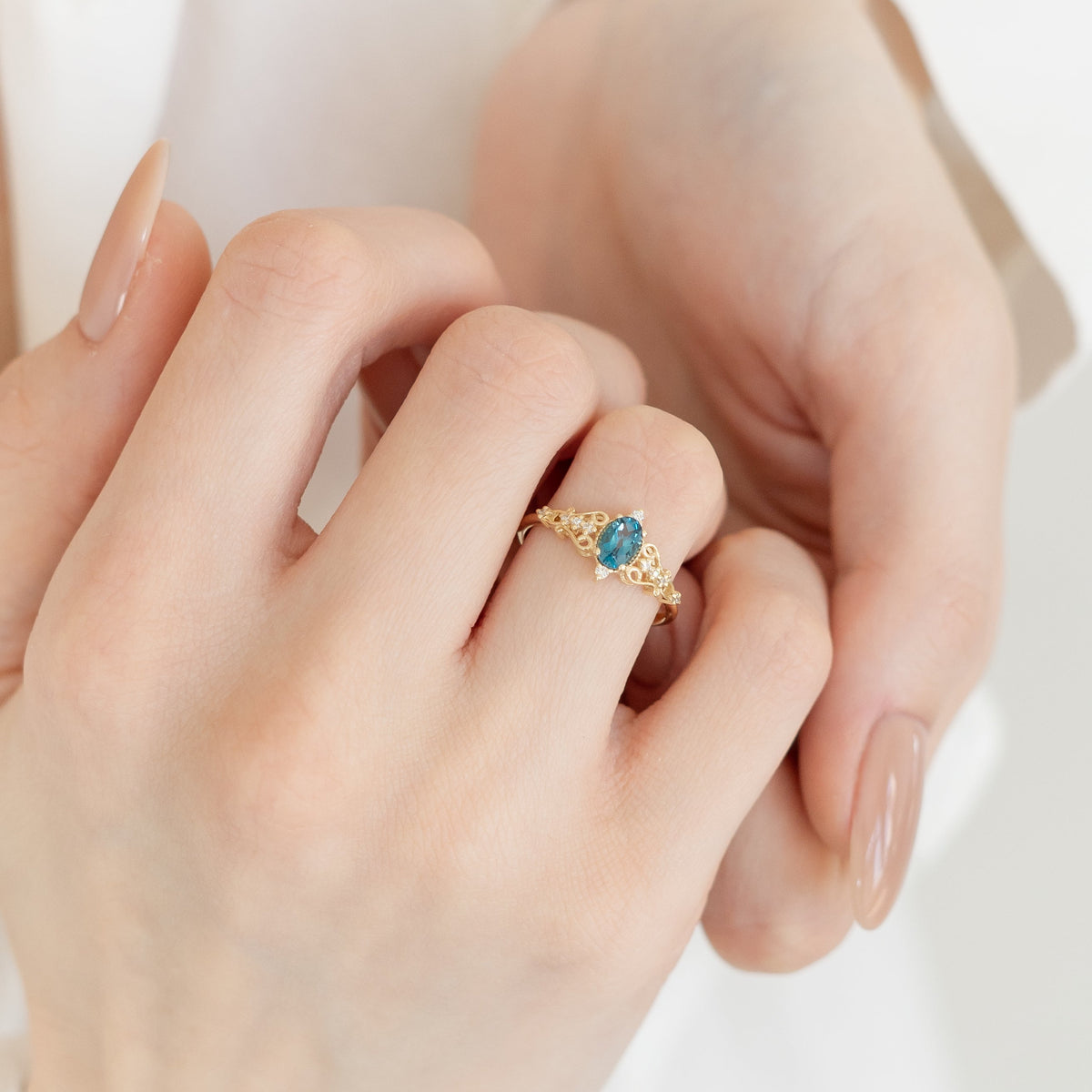 Antik-inspirierter Blauer Topas Ring mit Diamant