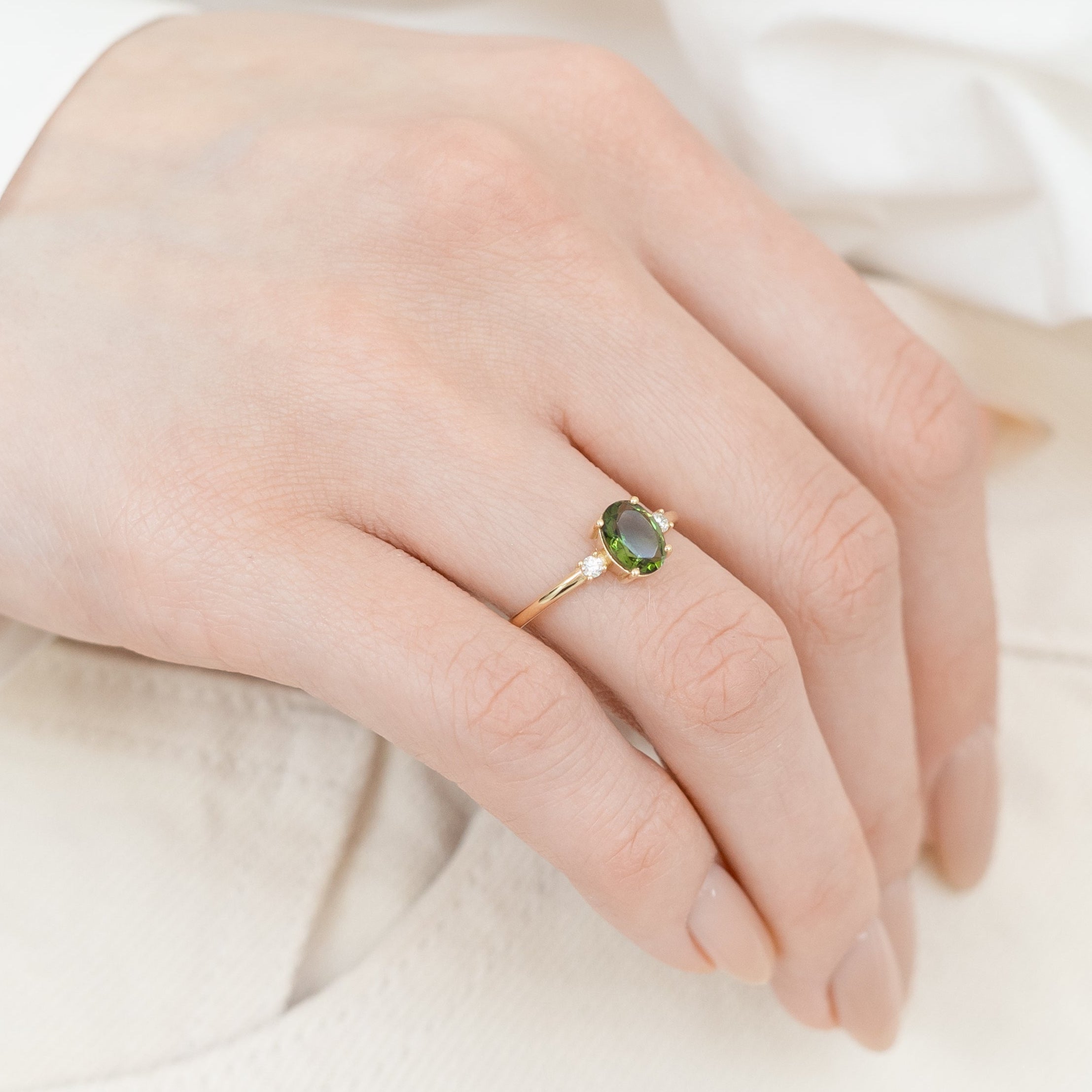 Ovaler Moldavit Ring mit Diamant – 14 Karat Massivgold