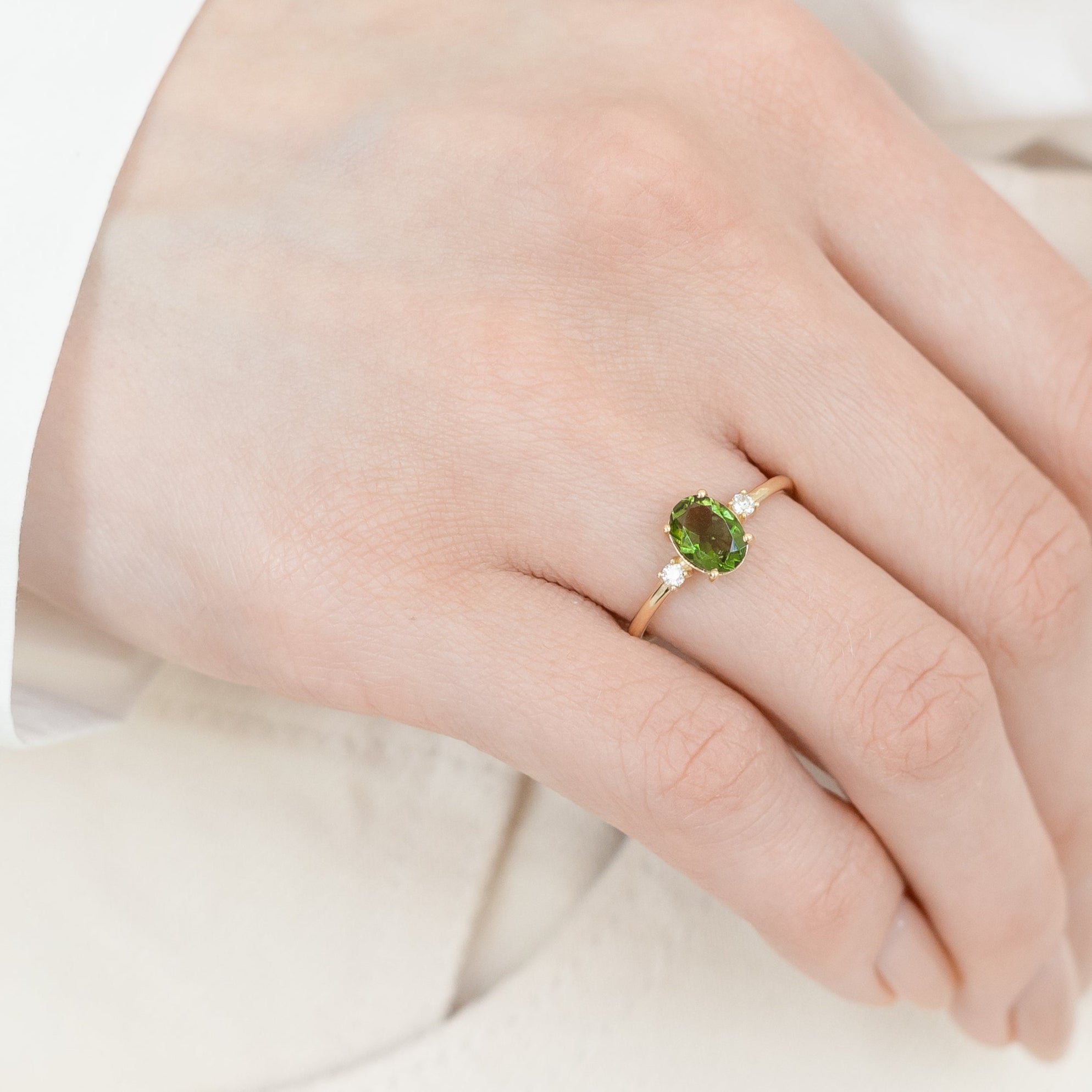 Ovaler Moldavit Ring mit Diamant – 14 Karat Massivgold