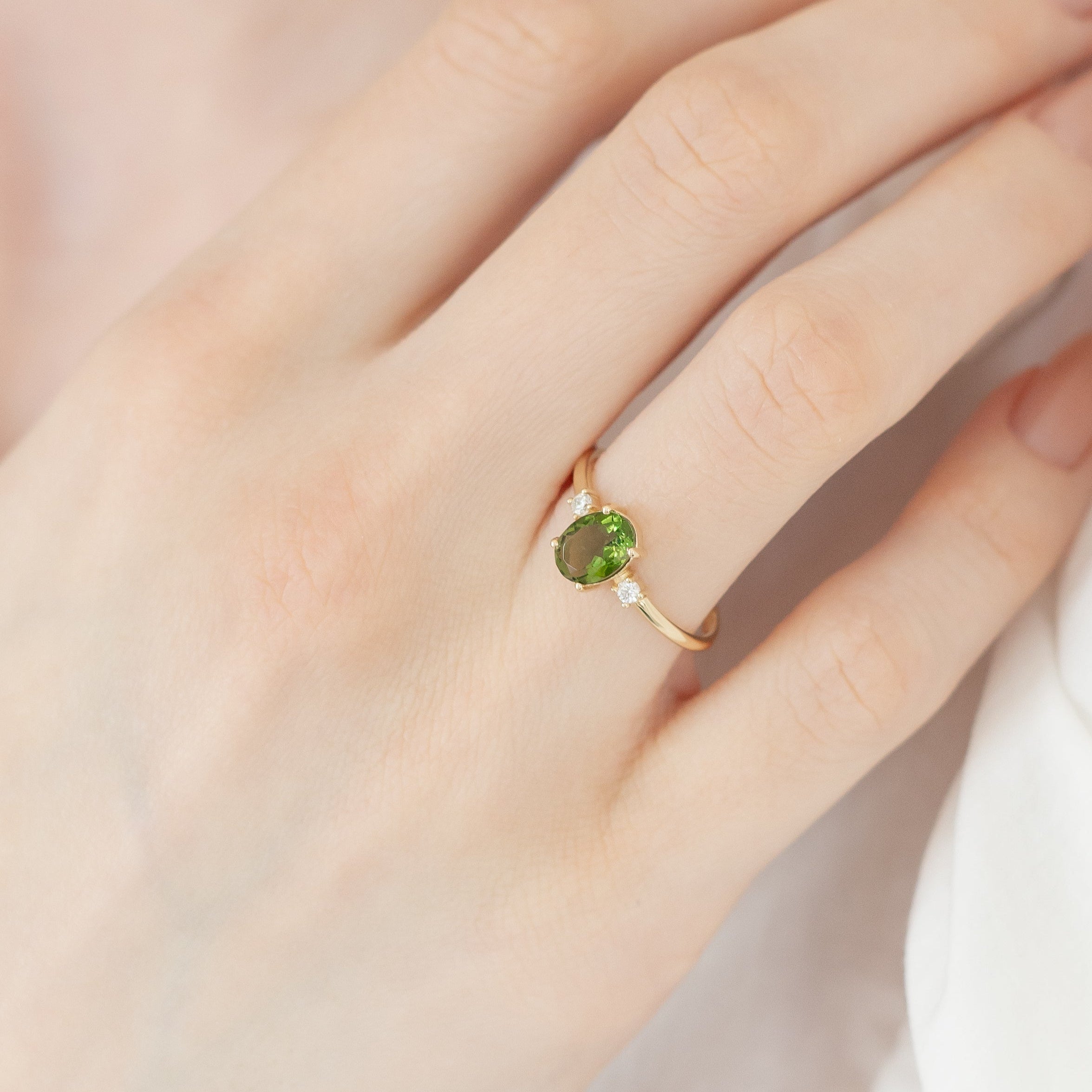 Ovaler Moldavit Ring mit Diamant – 14 Karat Massivgold