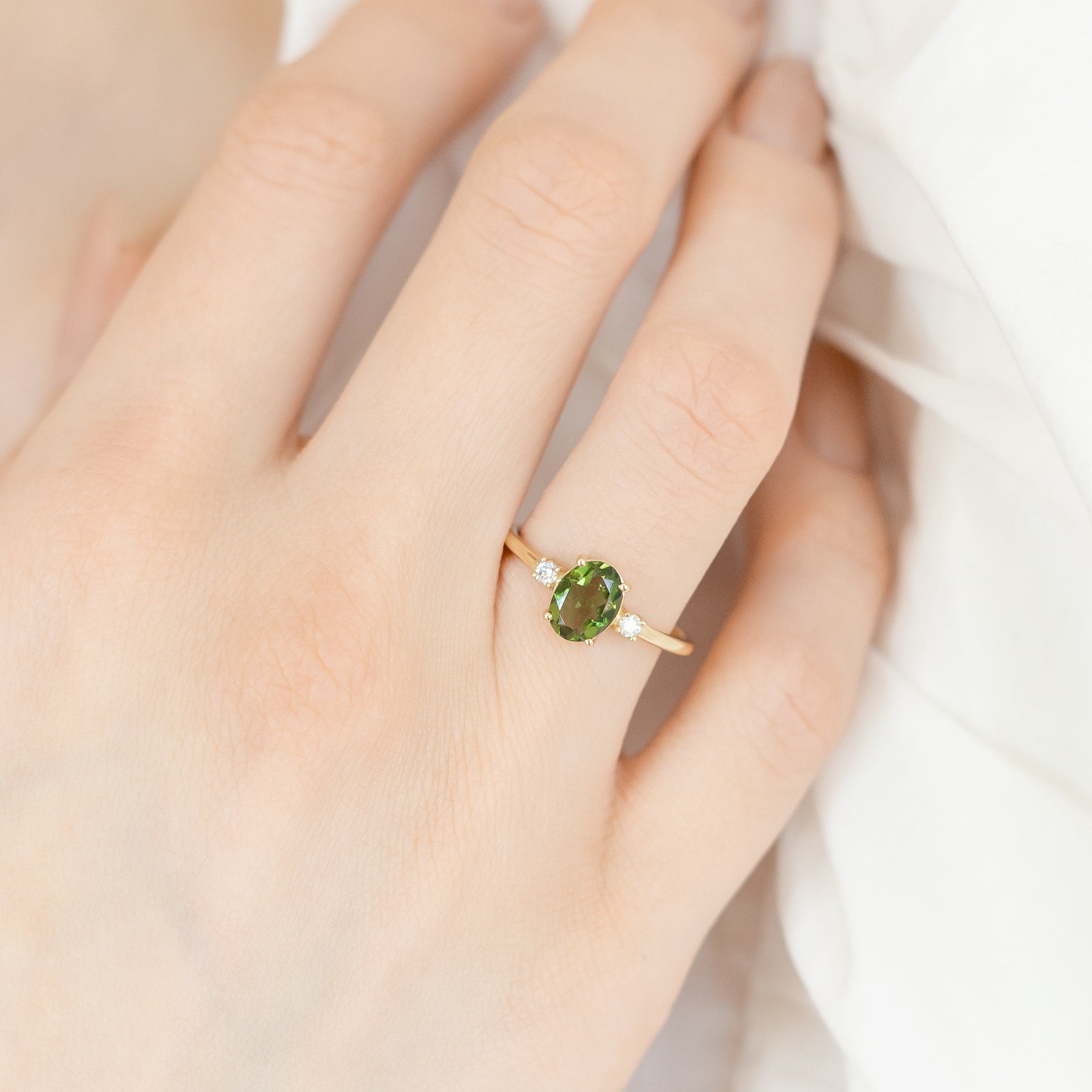 Ovaler Moldavit Ring mit Diamant – 14 Karat Massivgold