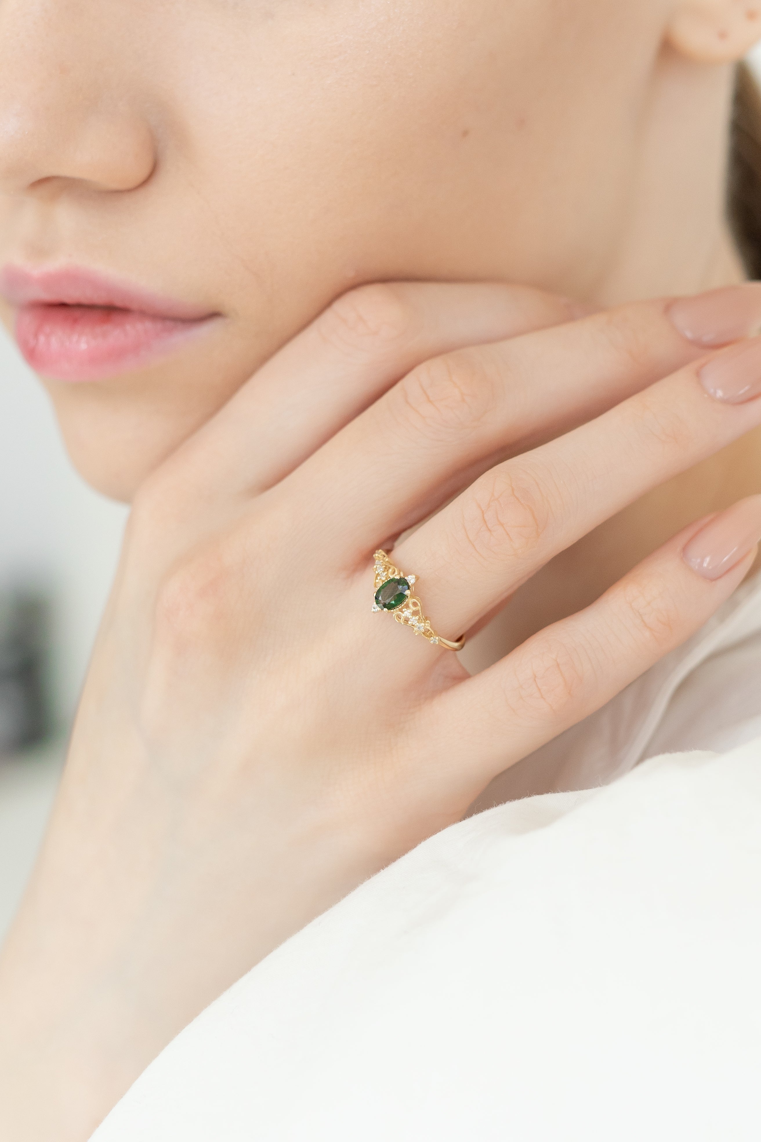 Zásnubní prsten se zeleným safírem a diamanty – 14K zlato