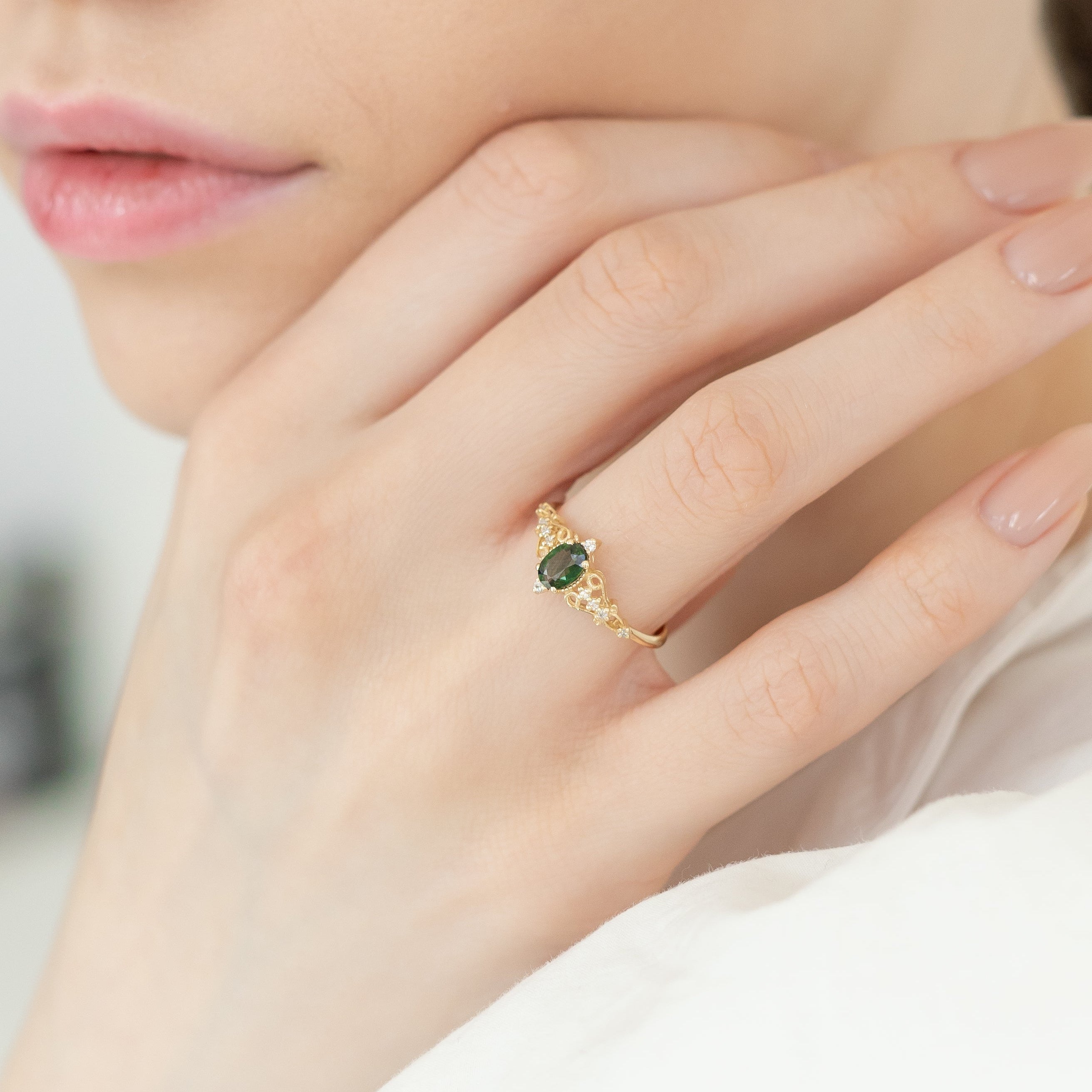 Antik-inspirierter Natürlicher Grüner Saphir Ring