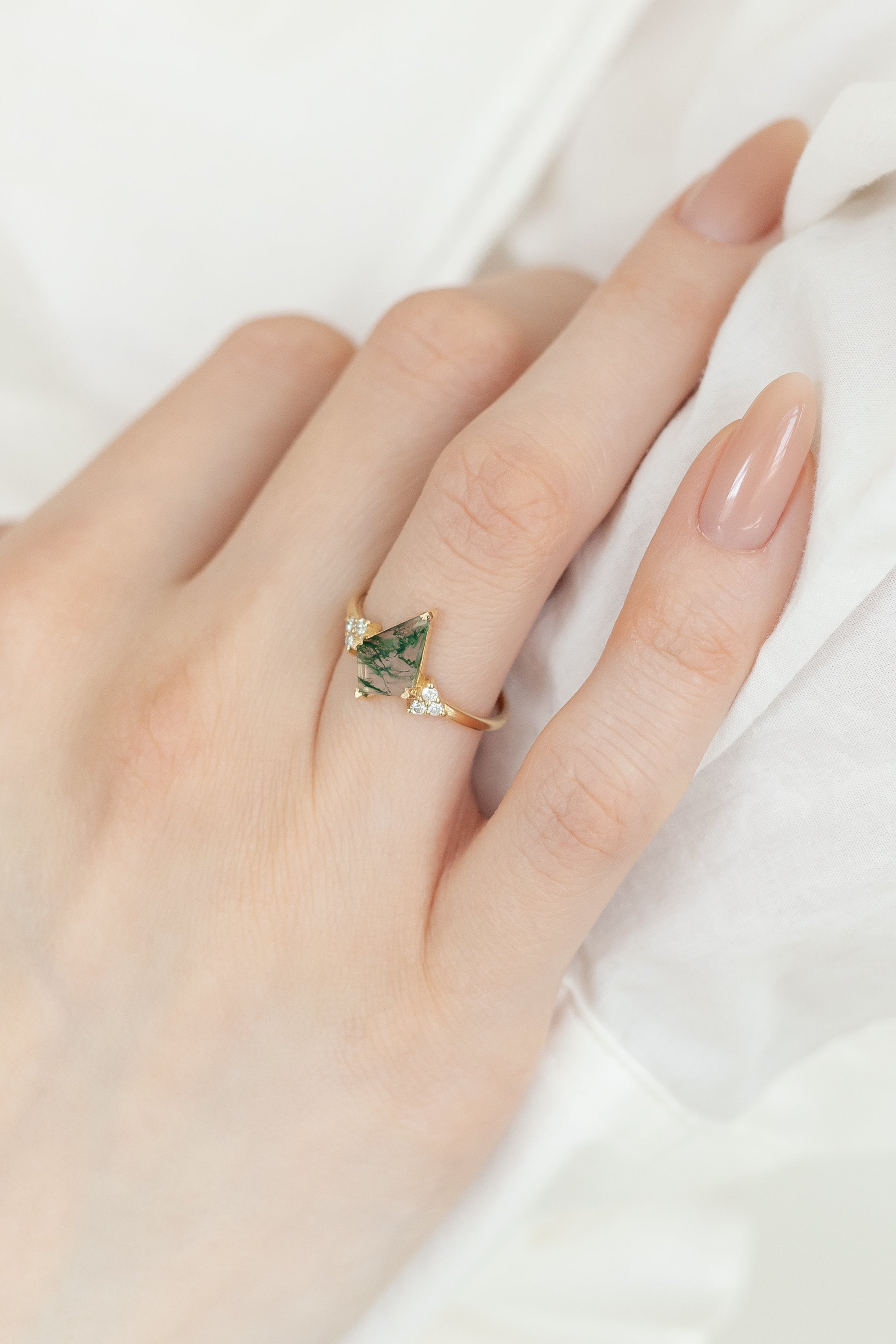 Kite Cut Moss Acate Engagement Ring s diamantem