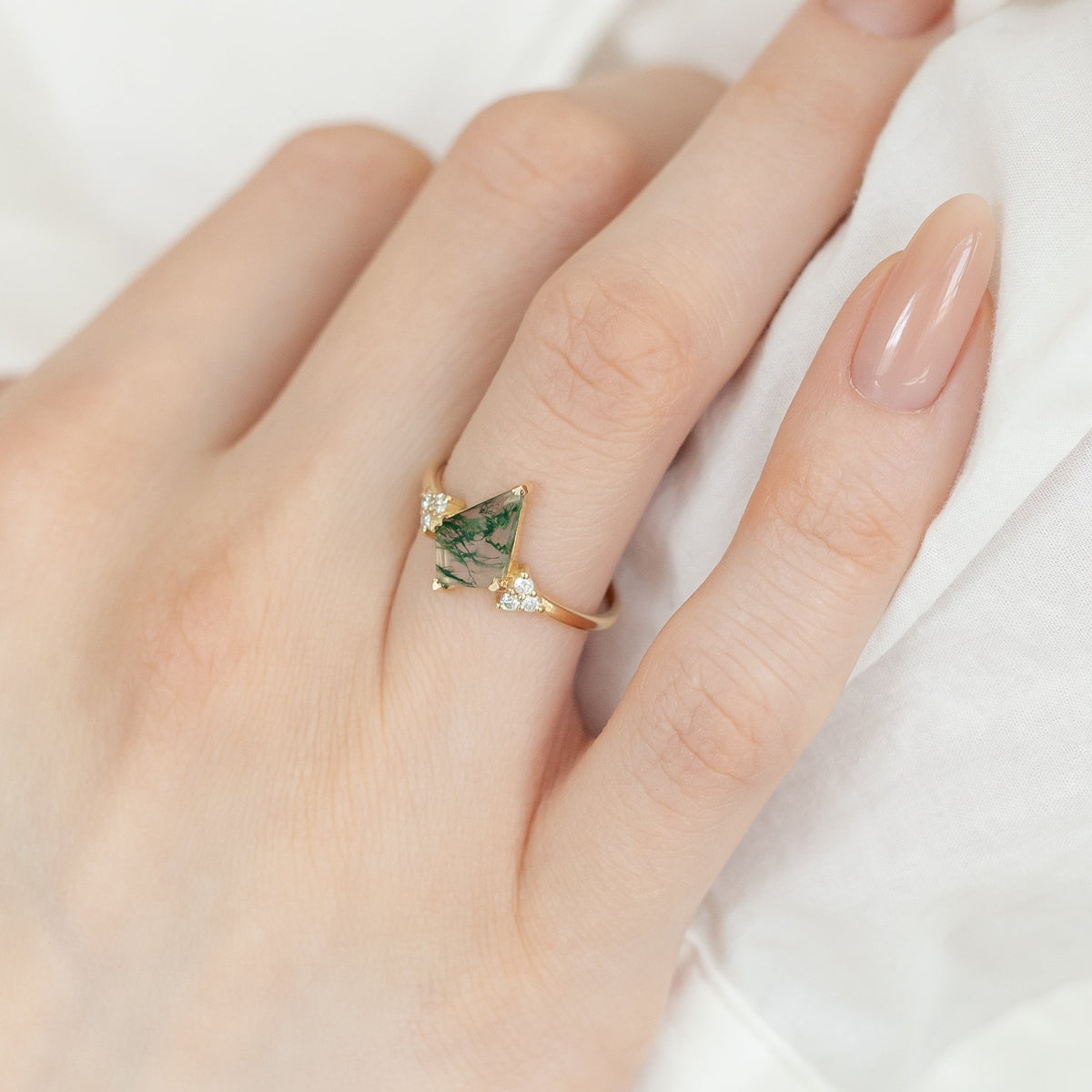 Kite Cut Moss Acate Engagement Ring s diamantem