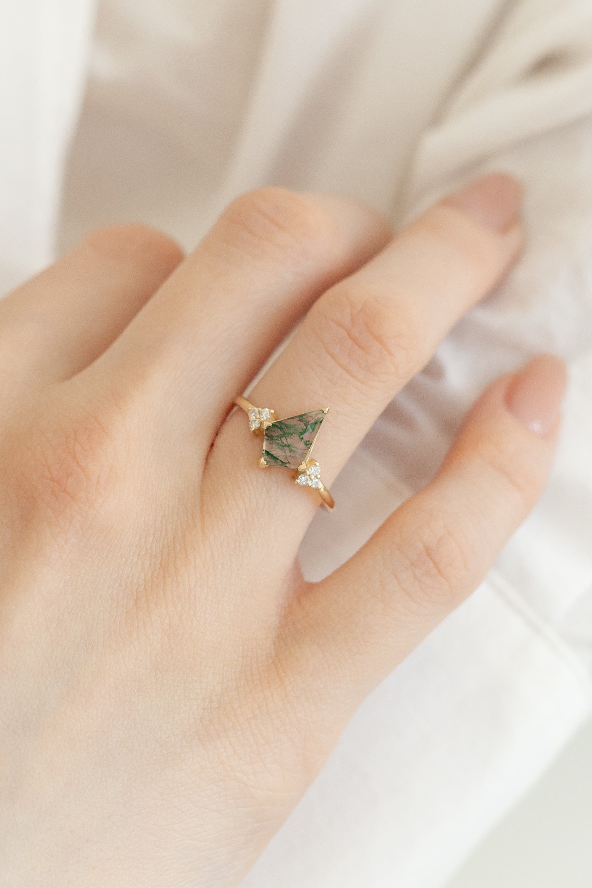 Kite Cut Moss Acate Engagement Ring s diamantem
