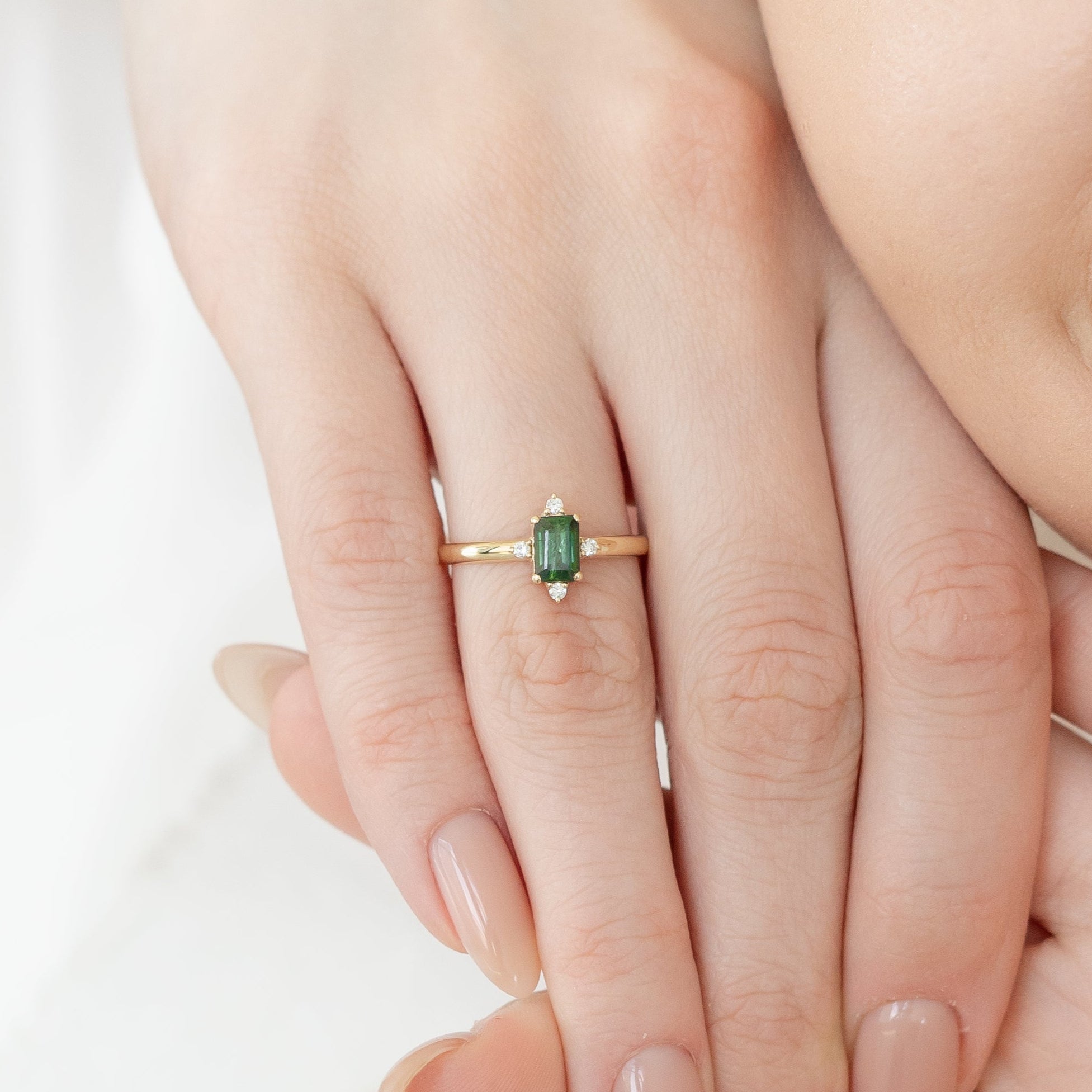 Prsten se zeleným safírem a diamanty ve stylu art deco