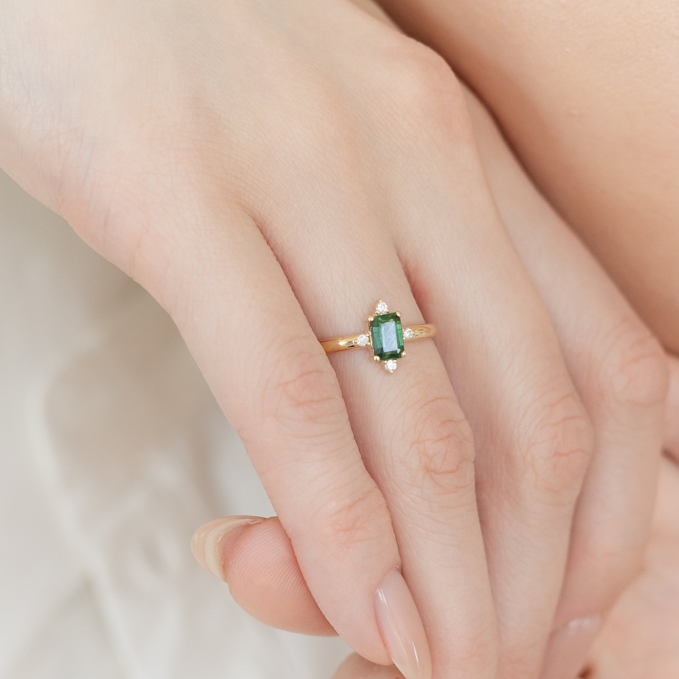 Prsten se zeleným safírem a diamanty ve stylu art deco