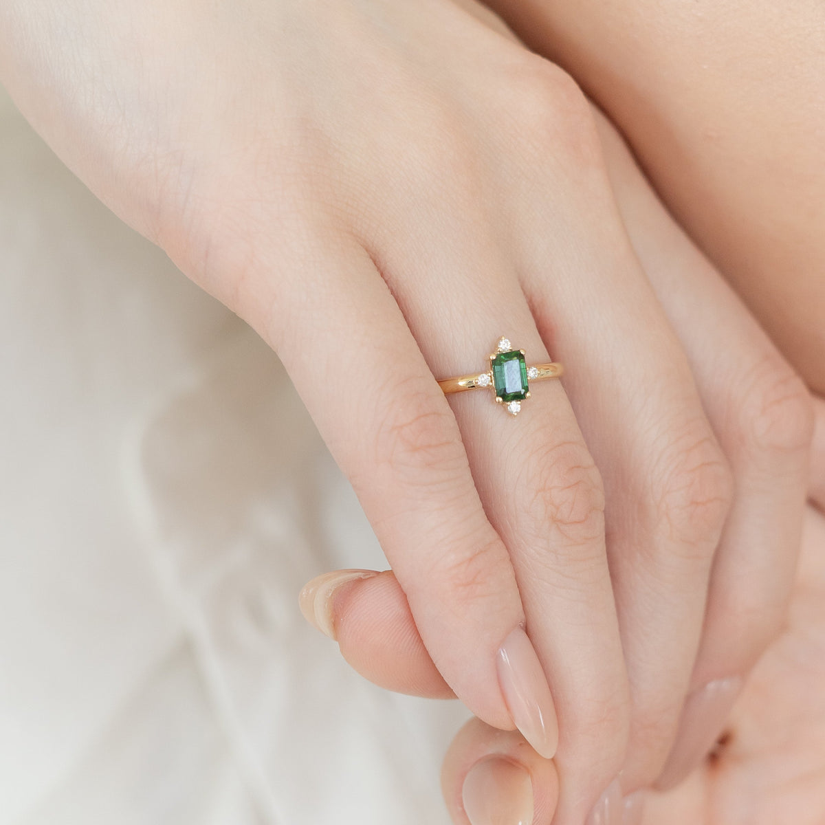 Art Deco Grüner Saphir Ring mit Diamanten