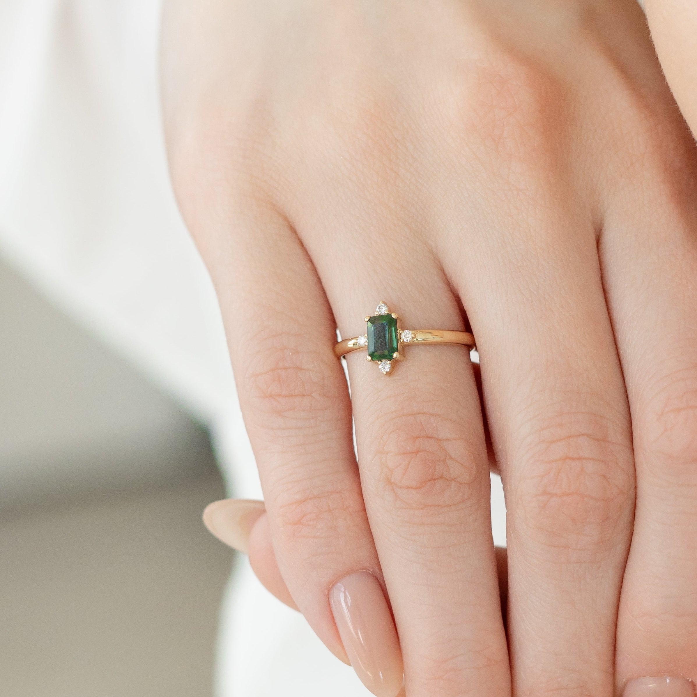 Prsten se zeleným safírem a diamanty ve stylu art deco