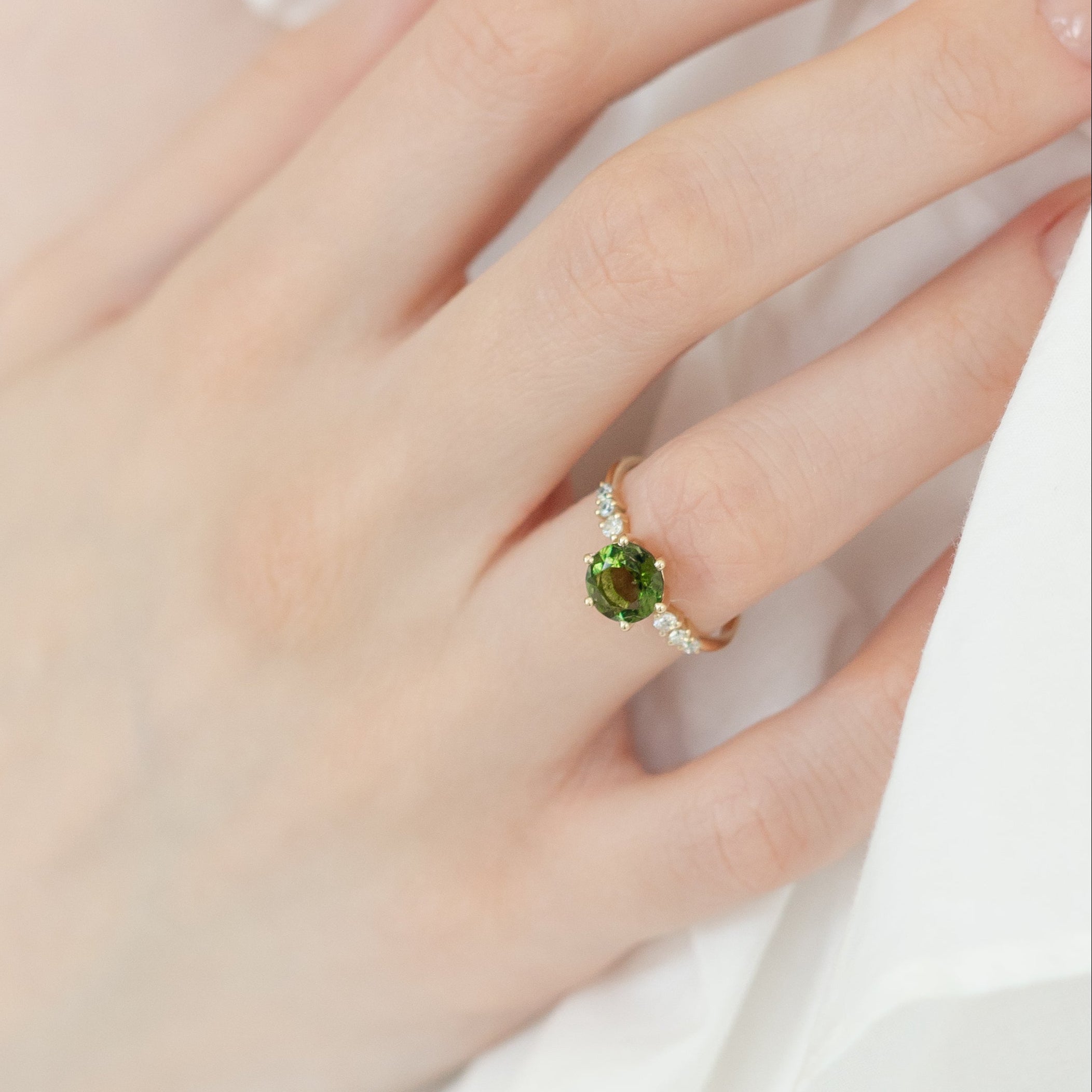 Rund-geschliffener Moldavit Verlobungsring mit Diamanten