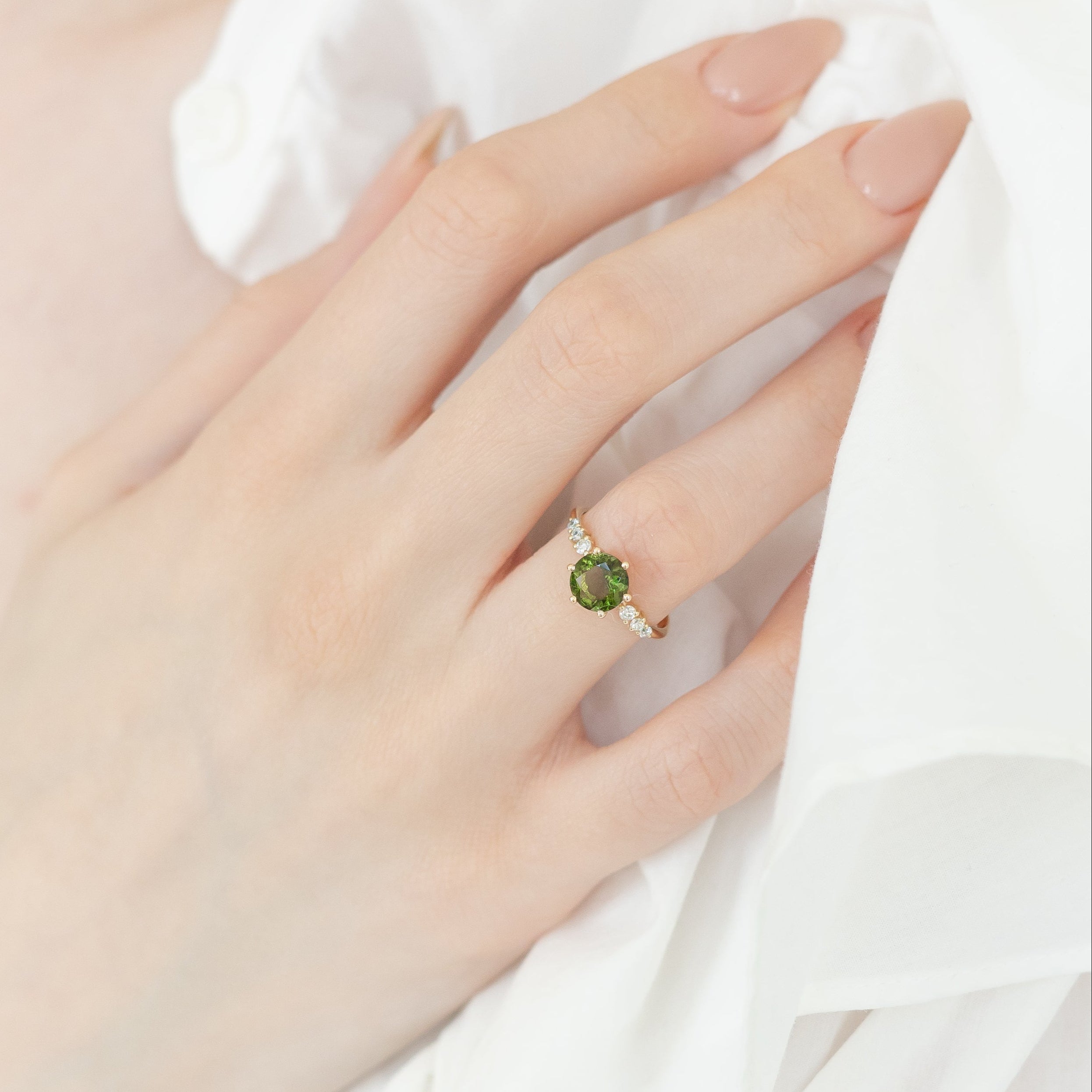 Zásnubní prsten s vltavínem kulatého brusu a diamanty 14karátové zlato