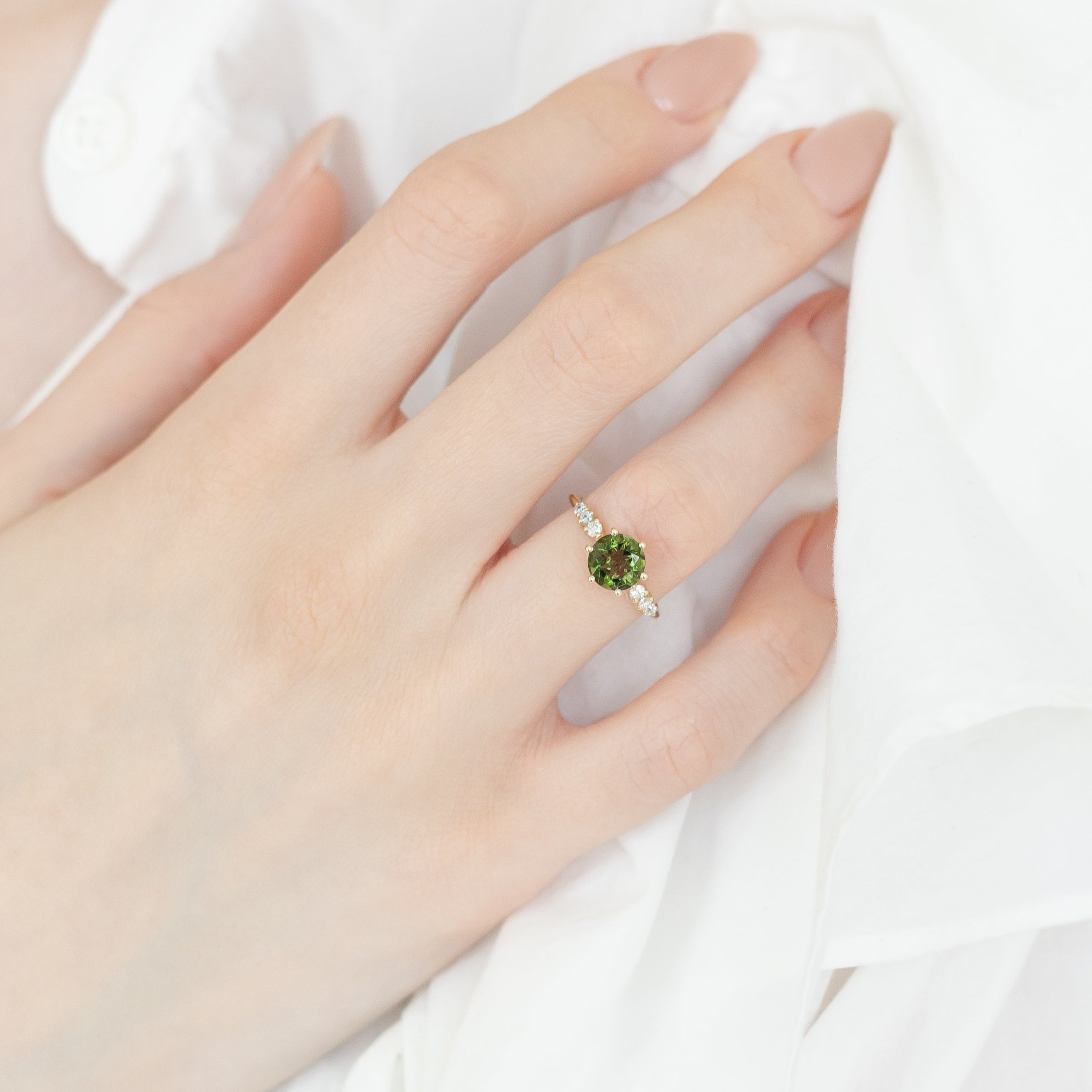 Rund-geschliffener Moldavit Verlobungsring mit Diamanten