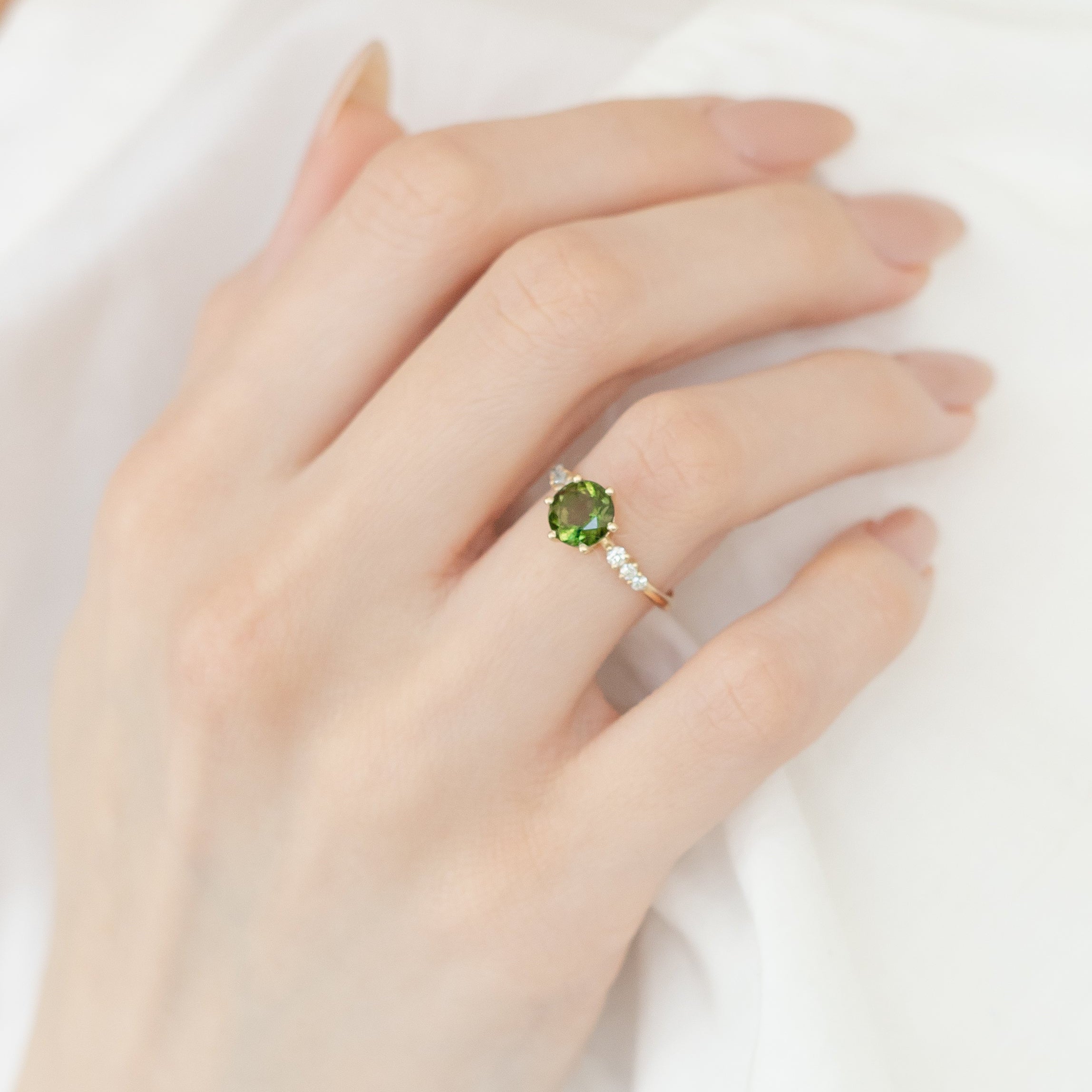 Rund-geschliffener Moldavit Verlobungsring mit Diamanten