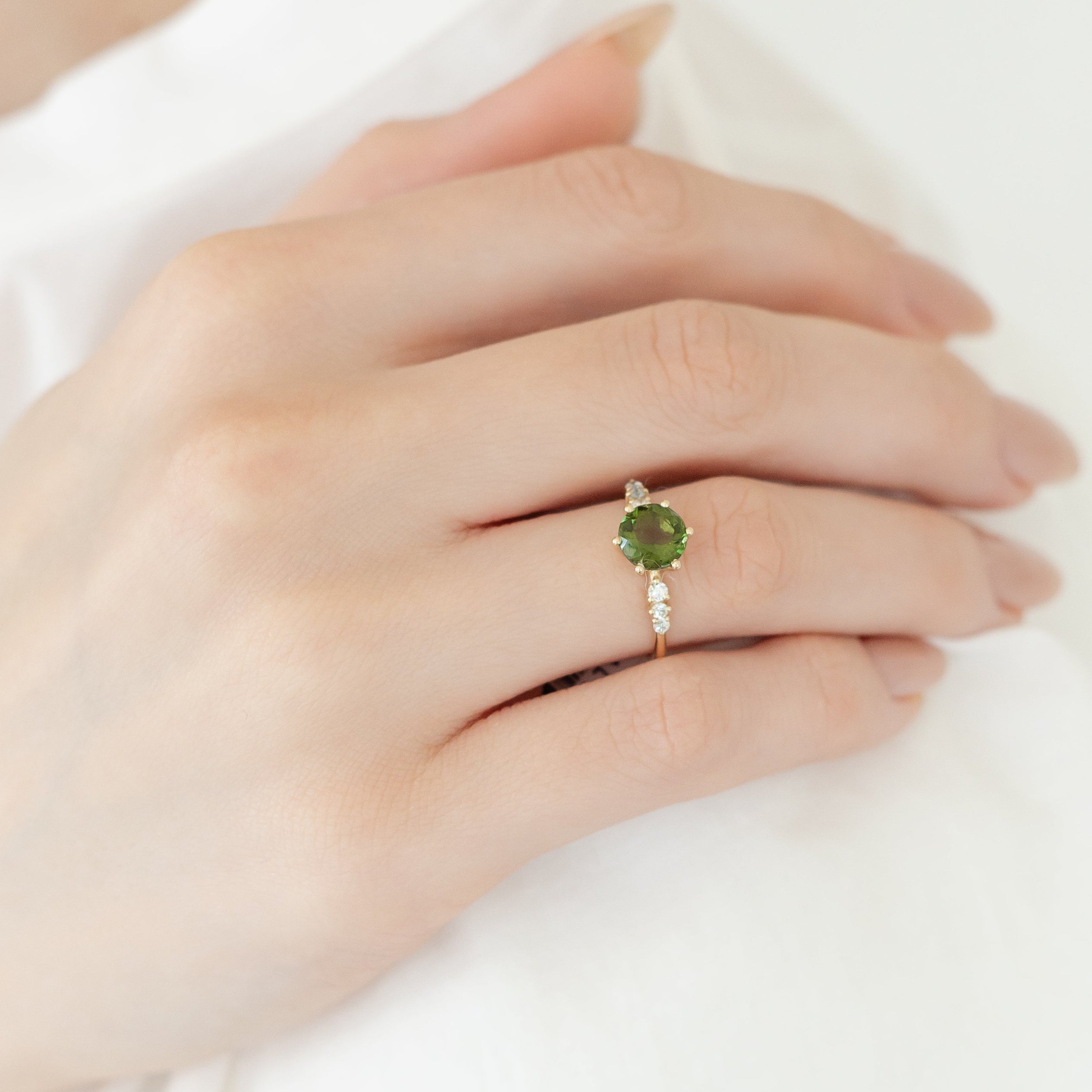 Rund-geschliffener Moldavit Verlobungsring mit Diamanten