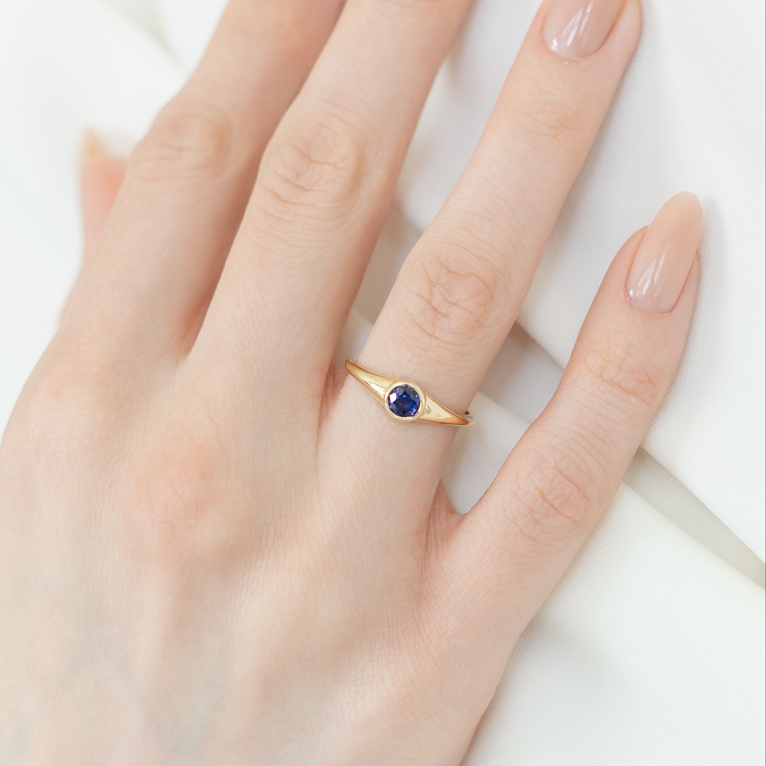 Pečetní prsten s modrým safírem ze 14karátového zlato