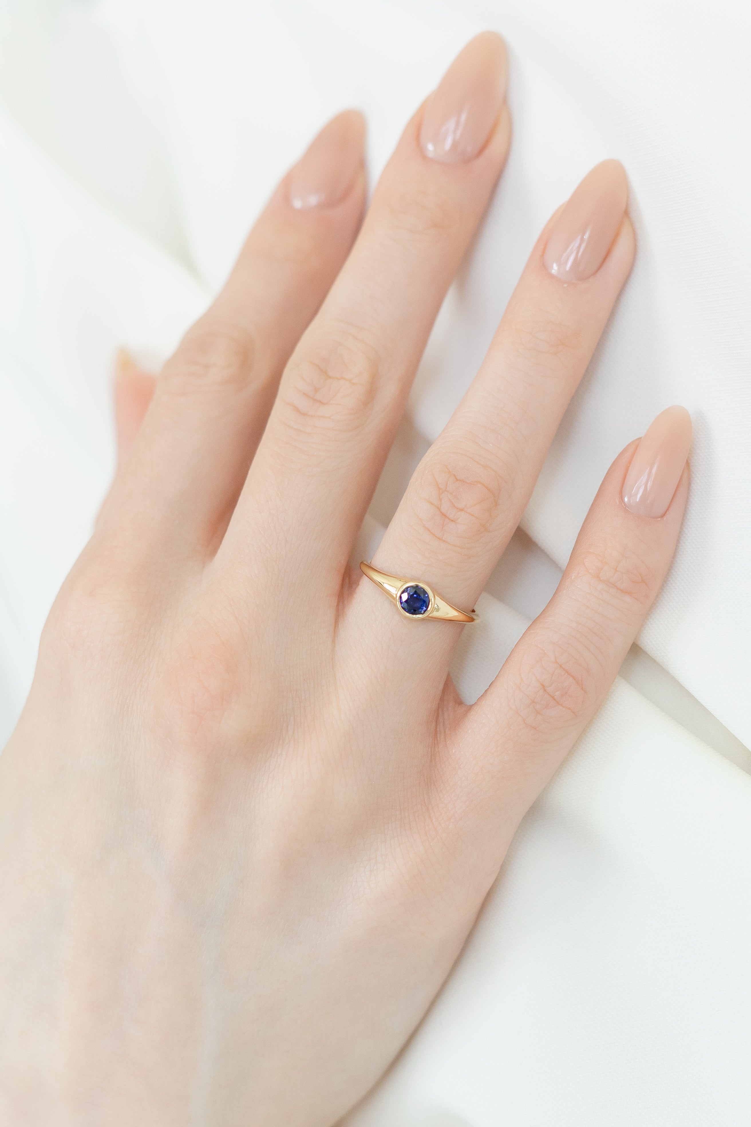 Blauer Saphir Siegelring aus 14 Karat Gold