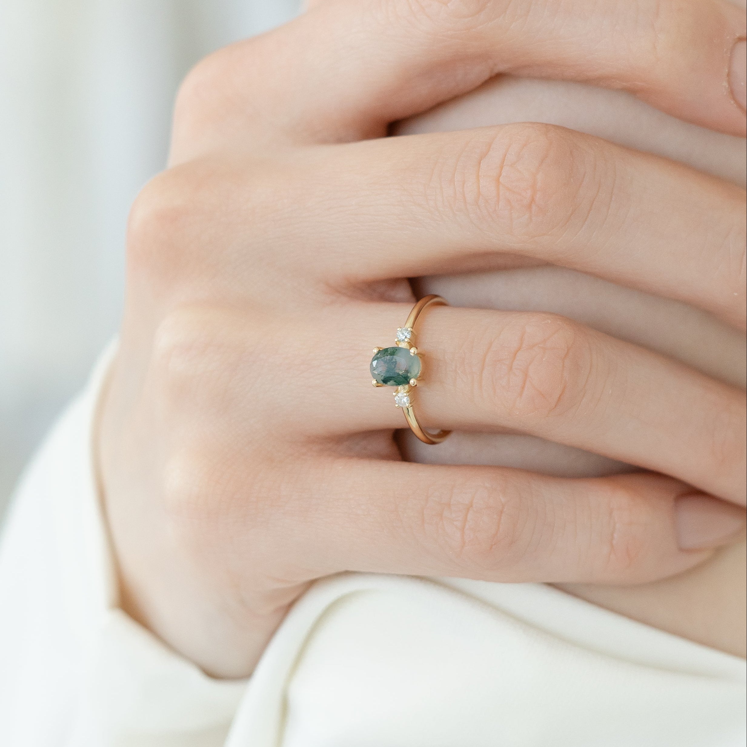 Moosachat Verlobungsring mit Diamant – Drei-Stein Design