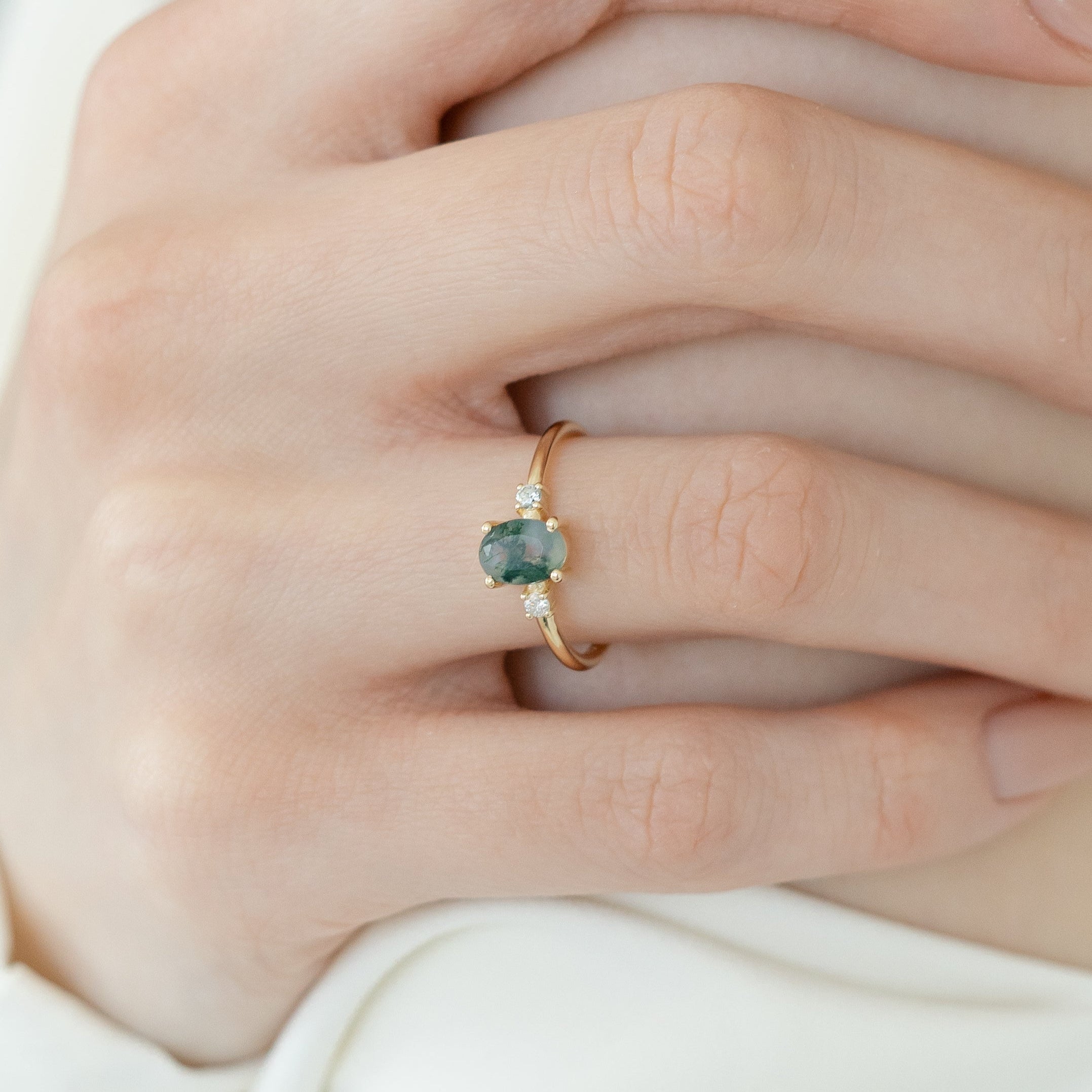 Moosachat Verlobungsring mit Diamant – Drei-Stein Design