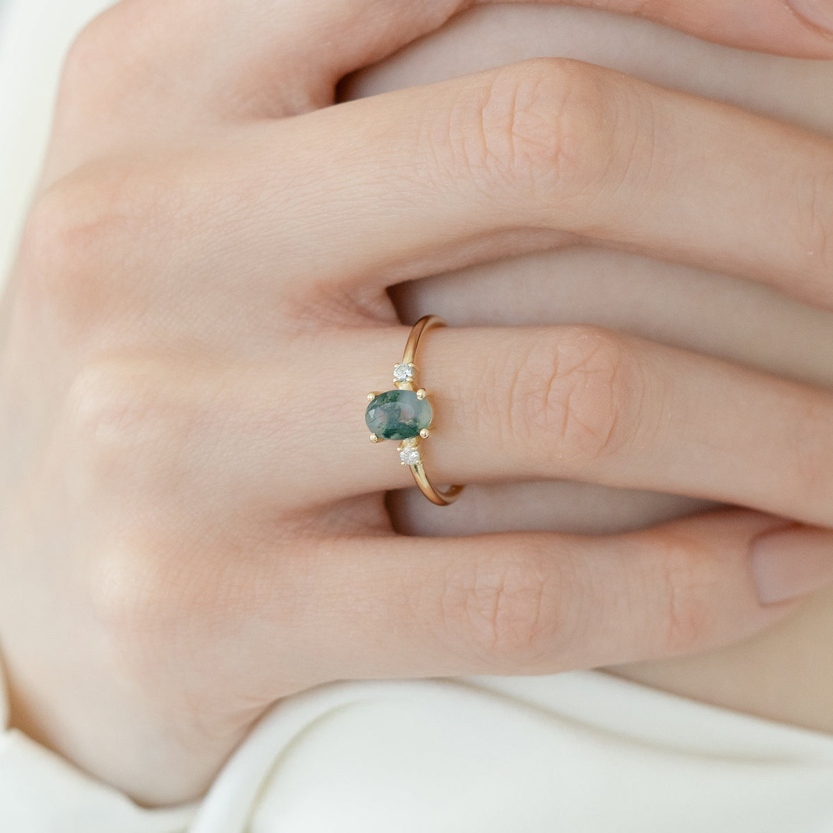 Moosachat Verlobungsring mit Diamant – Drei-Stein Design