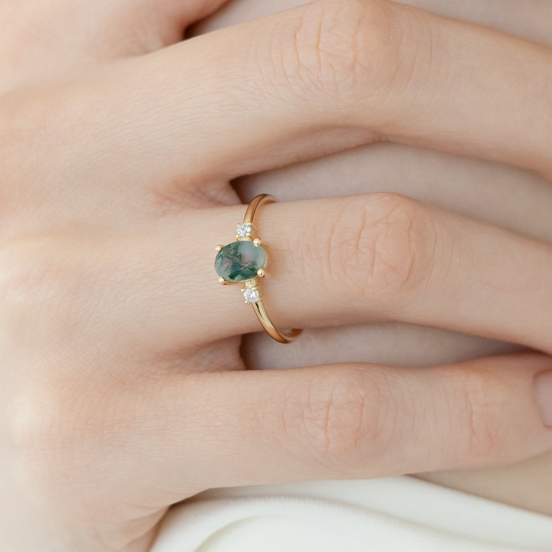 Moosachat Verlobungsring mit Diamant – Drei-Stein Design