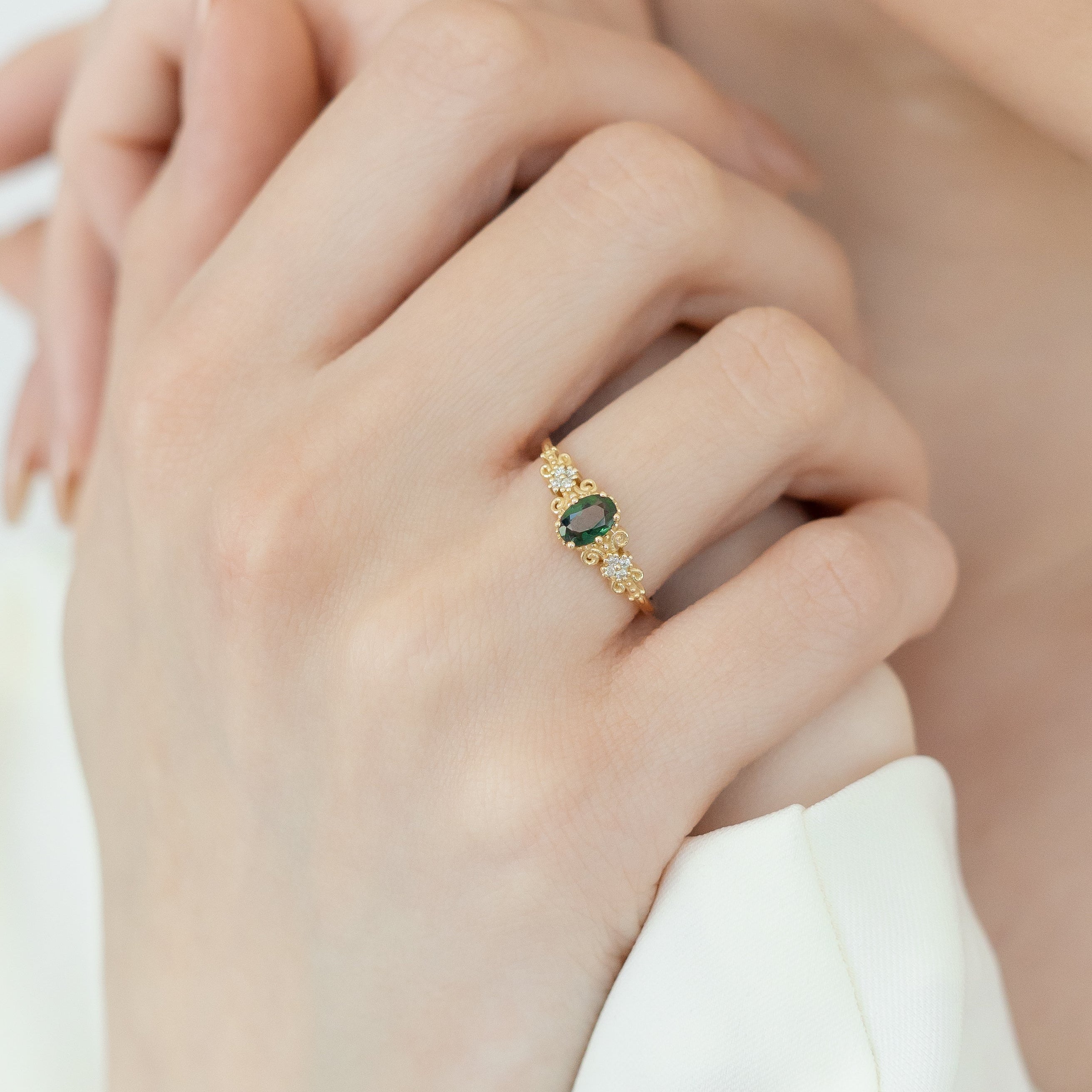 Antik-inspirierter Grüner Saphir Ring mit Diamant