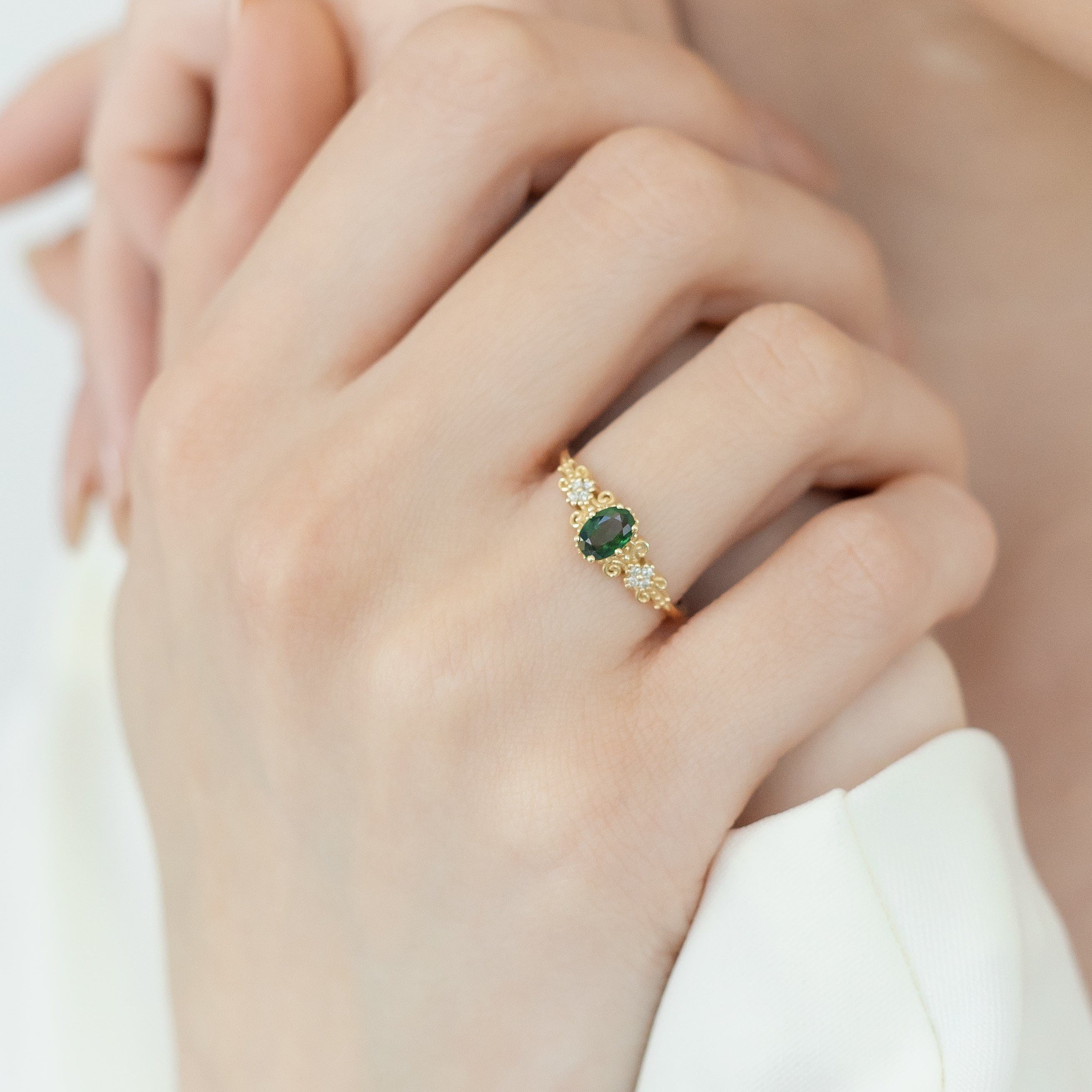 Antik-inspirierter Grüner Saphir Ring mit Diamant