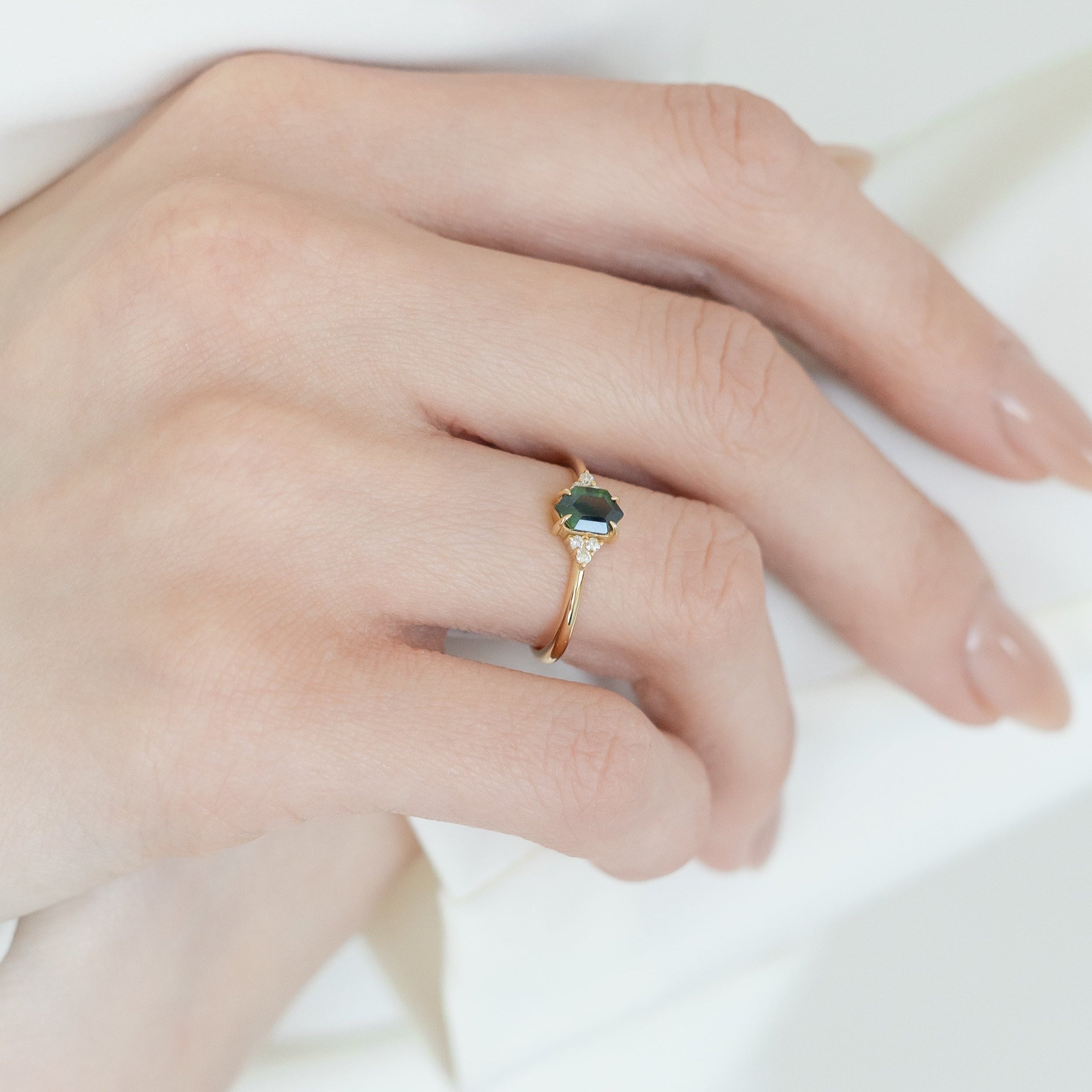 14 Karat Gold „Hexara“ Ring mit Hexagonalem Grünen Saphir und Diamanten