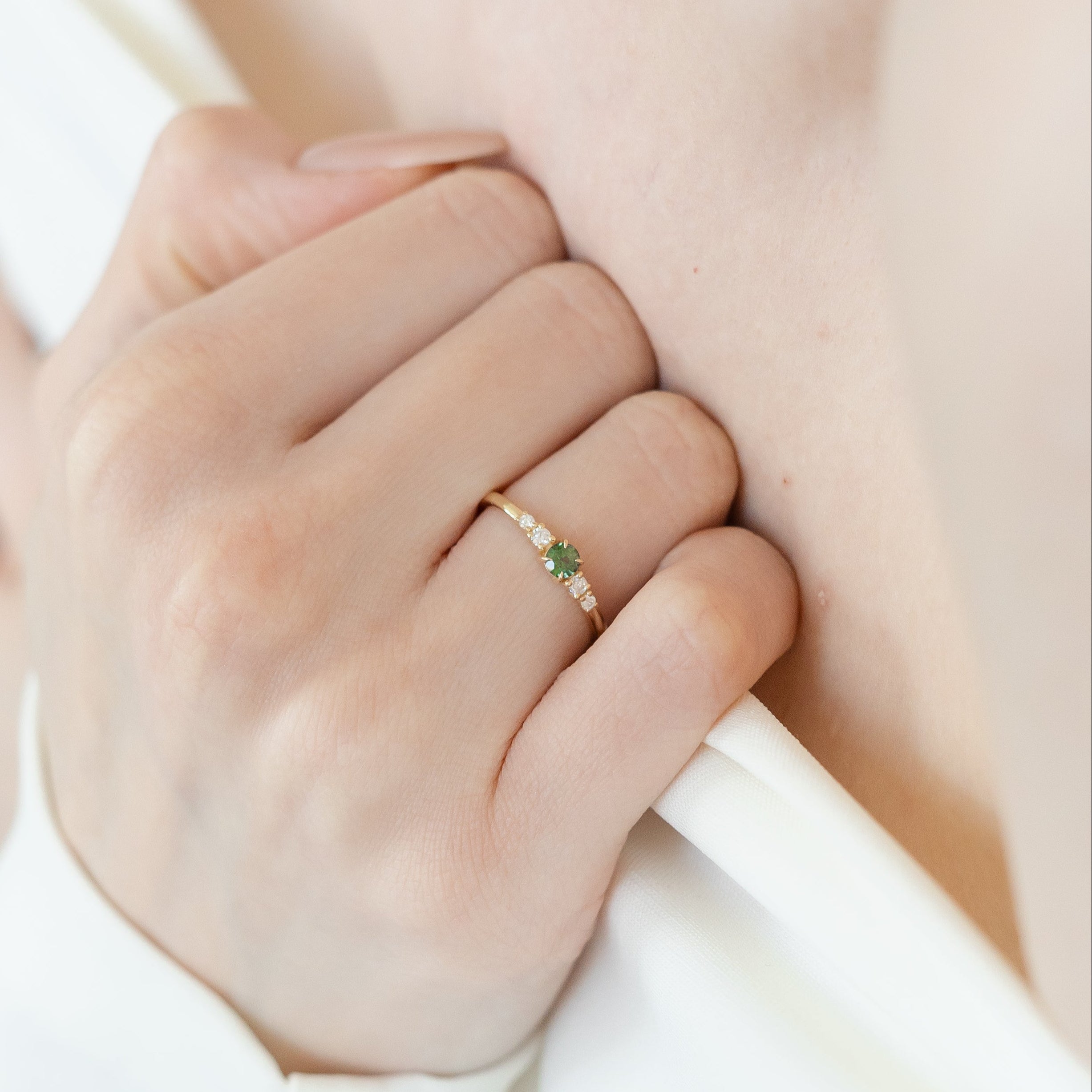 Jemný zásnubní prsten se zeleným safírem a diamanty – 14karátové zlato