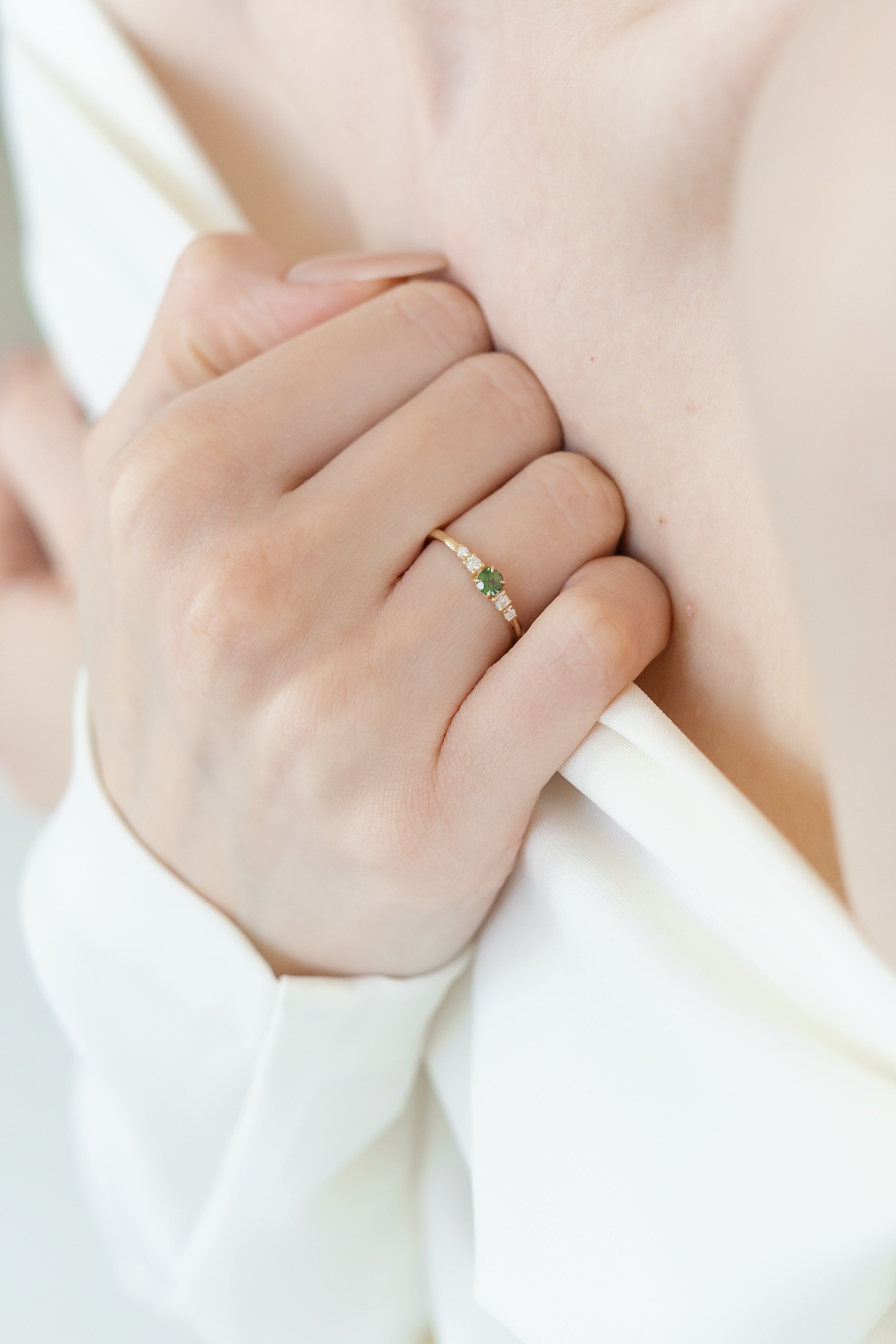 Zarter Grüner Saphir Ring mit Diamant