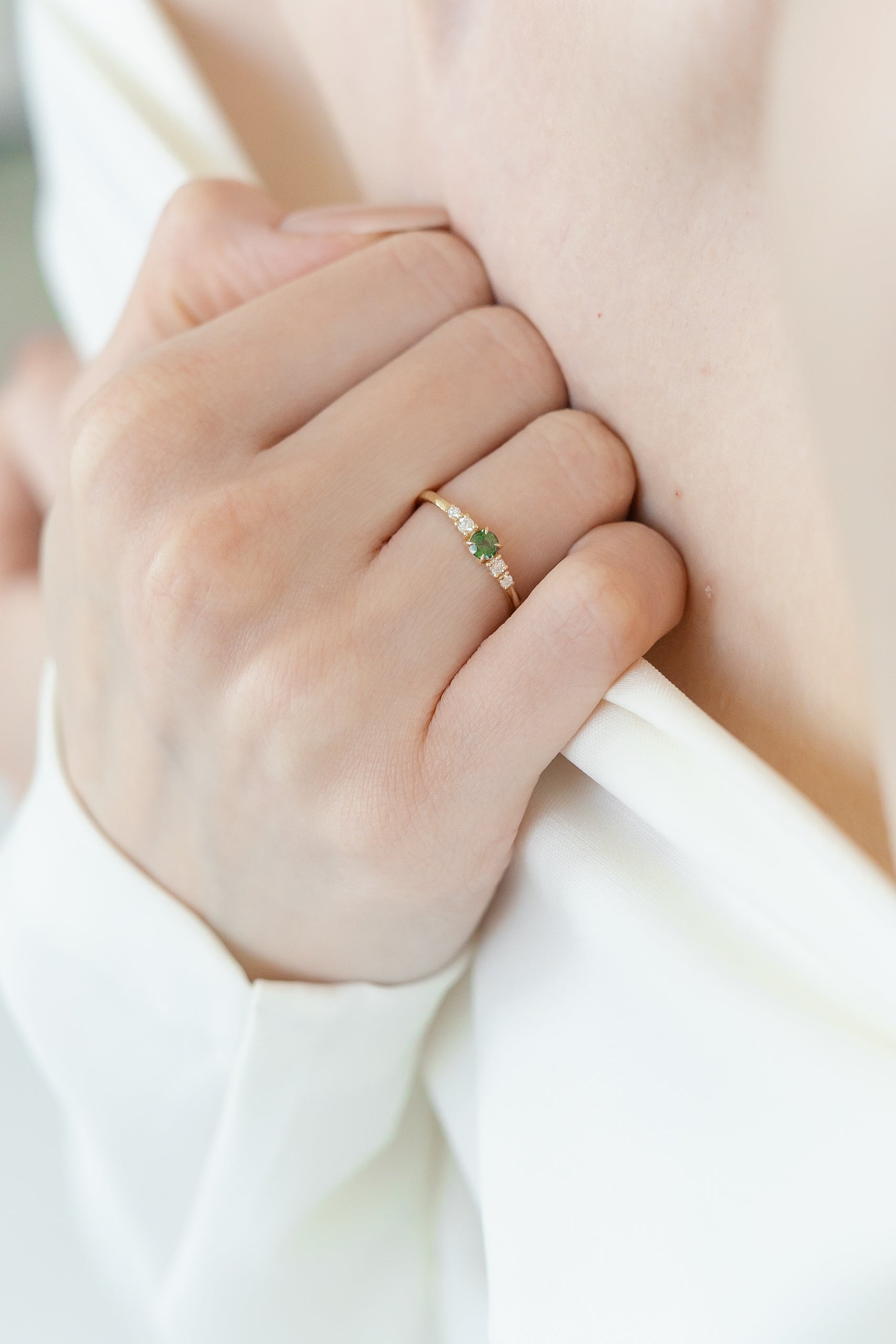 Jemný zásnubní prsten se zeleným safírem a diamanty – 14karátové zlato