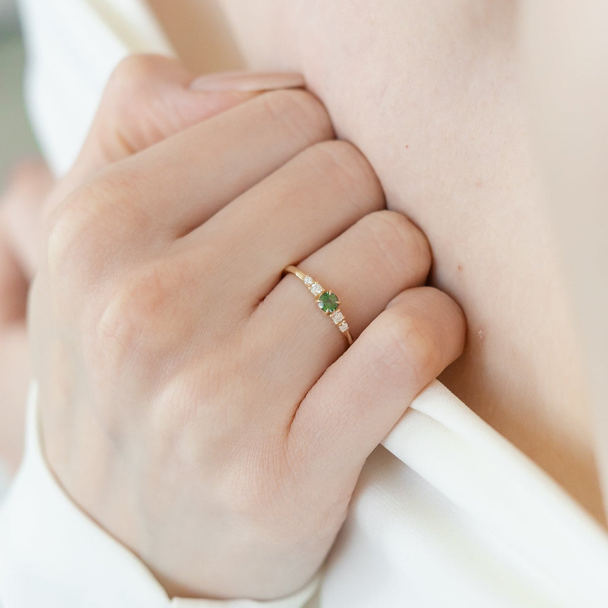 Jemný zásnubní prsten se zeleným safírem a diamanty – 14karátové zlato