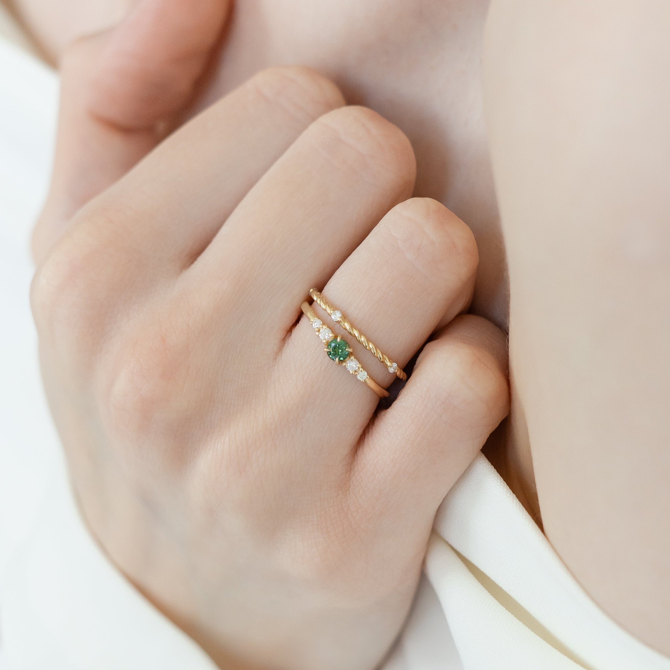 Zarter Grüner Saphir Ring mit Diamant