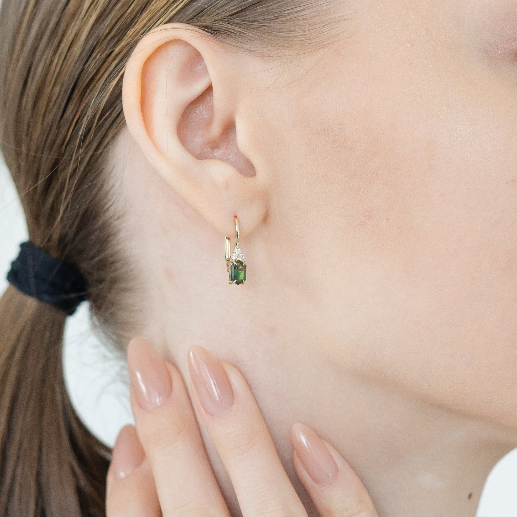 Náušnice se zelenými safíry hexagonálního brusu a diamanty – Art Deco styl ze 14karátového zlato