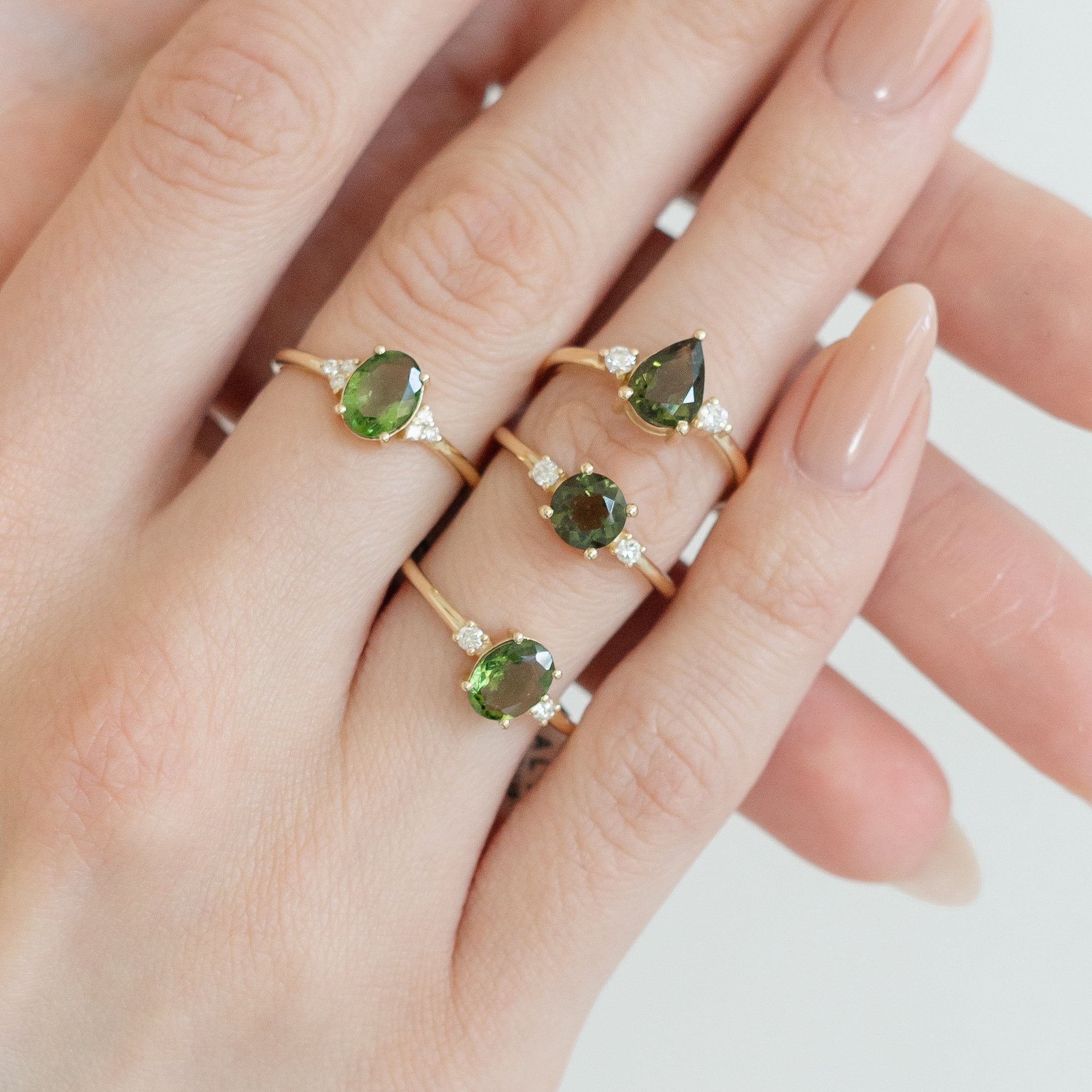 Ovaler Moldavit Ring mit Diamant – 14 Karat Massivgold