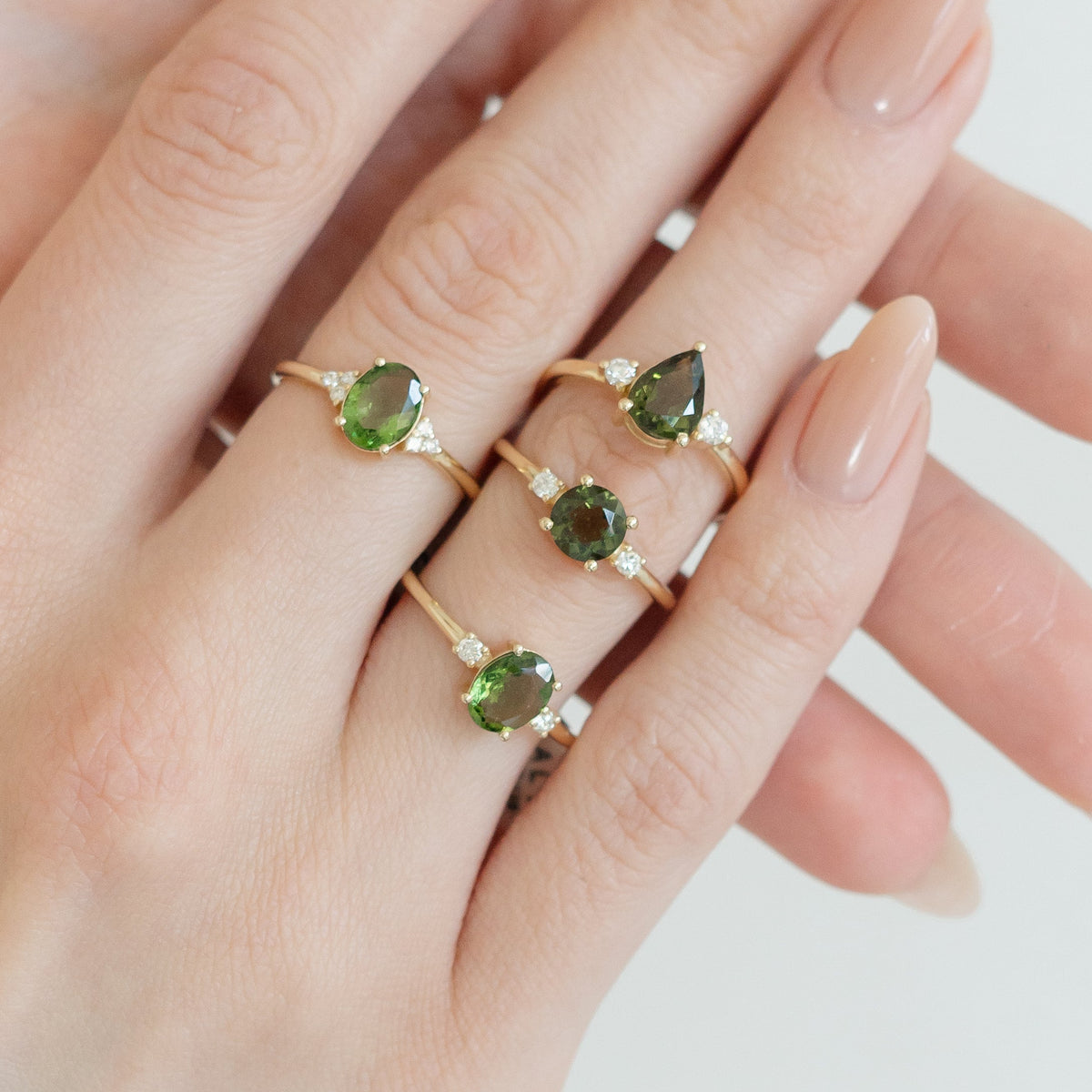 Tropfenförmiger Moldavit Ring mit Diamant