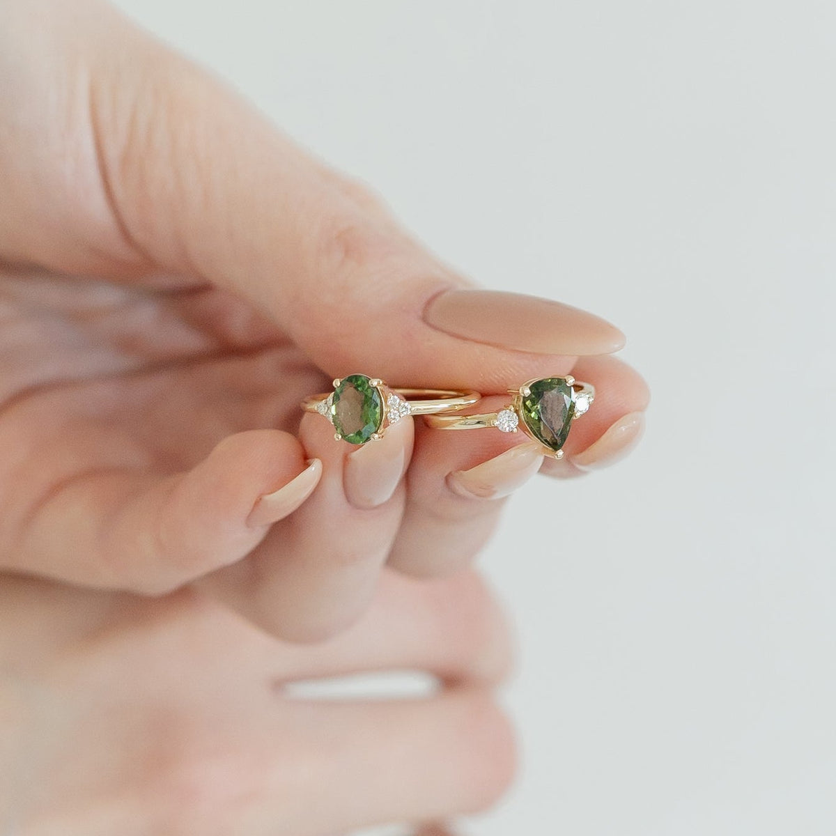 Tropfenförmiger Moldavit Ring mit Diamant