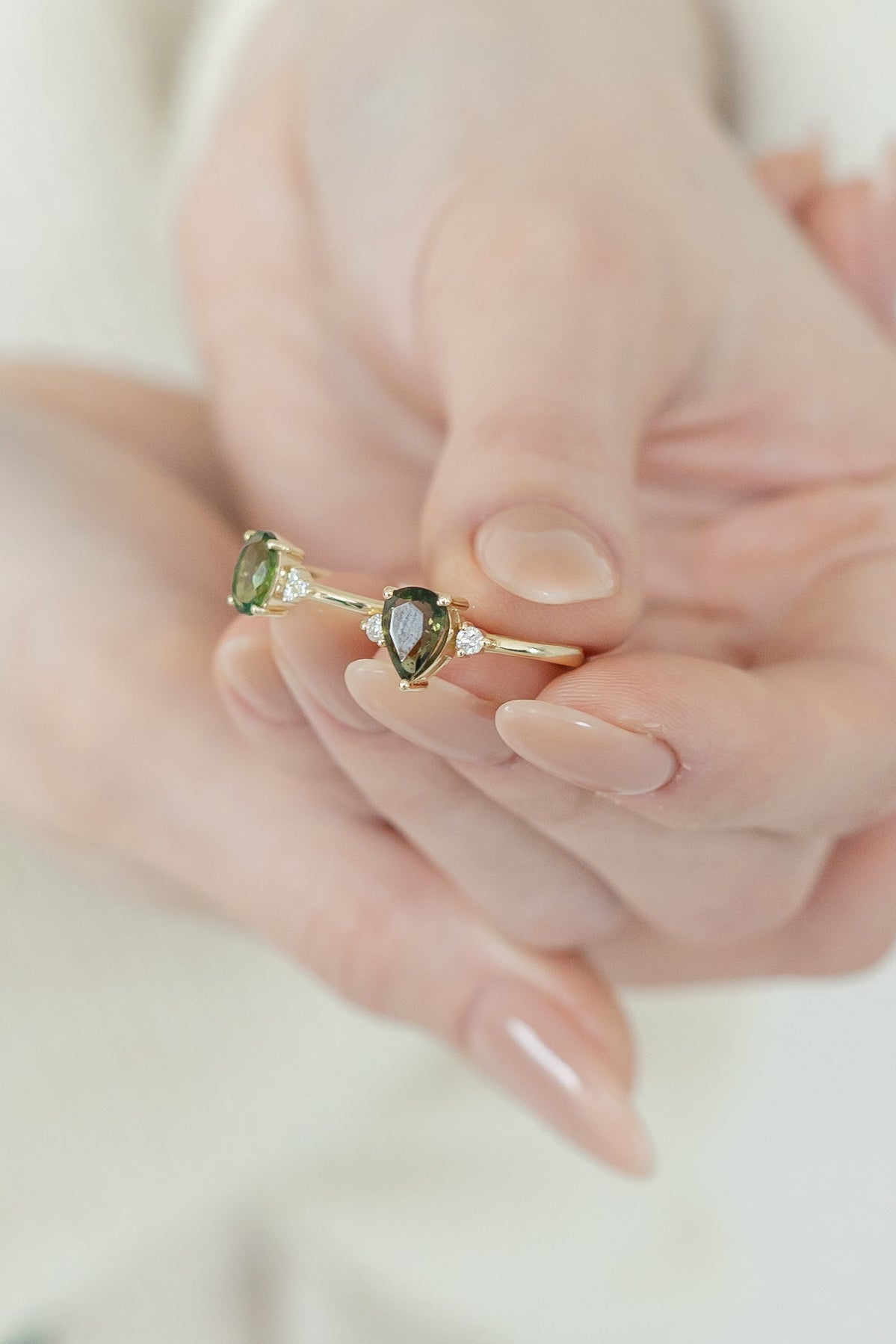 Prsten s vltavínem hruškového brusu a diamanty 14karátové zlato