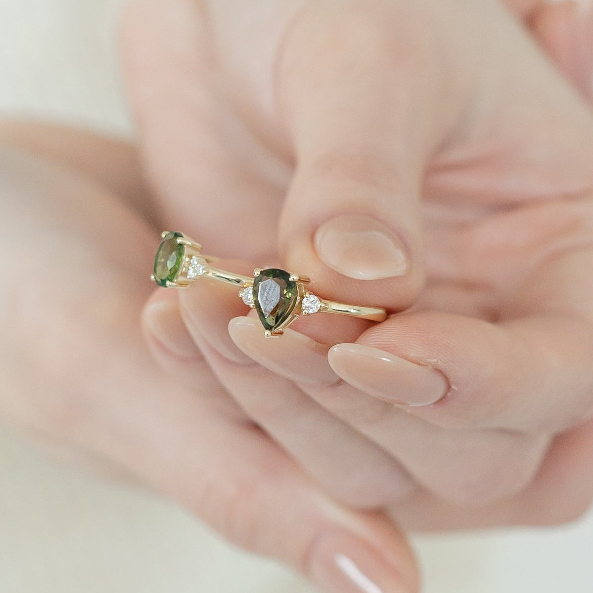Tropfenförmiger Moldavit Ring mit Diamant