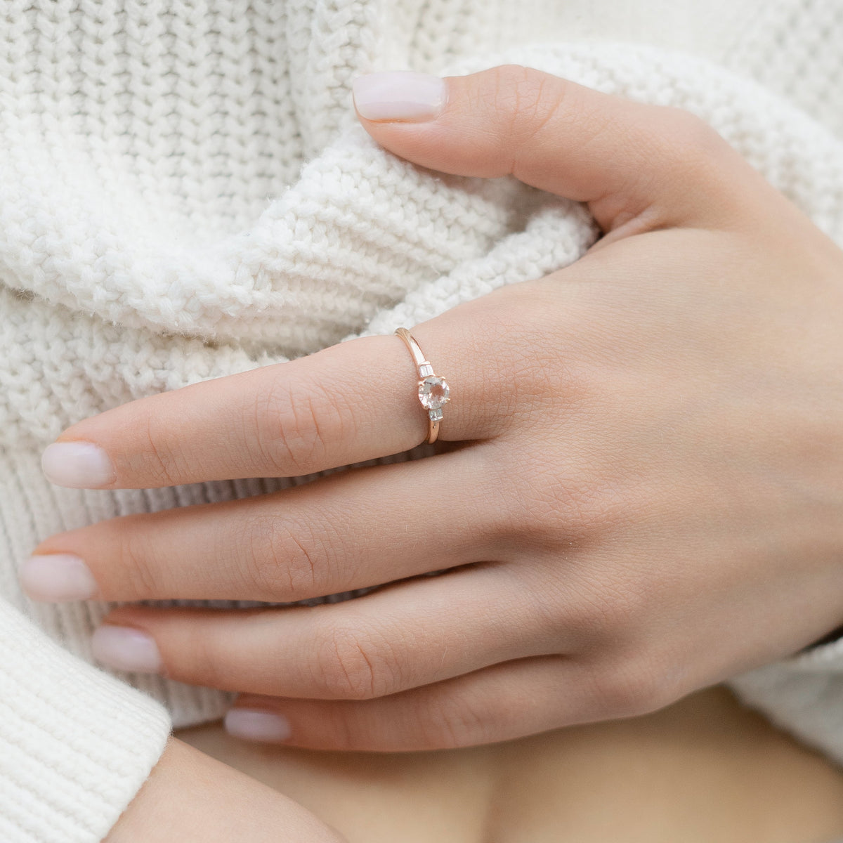 Morganit Ring mit Baguette Diamanten