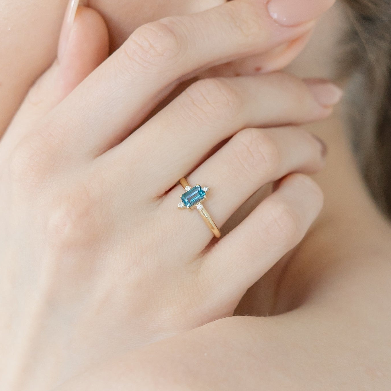 Art Deco zásnubní prsten s modrým topazem a diamanty – 14karátové zlato